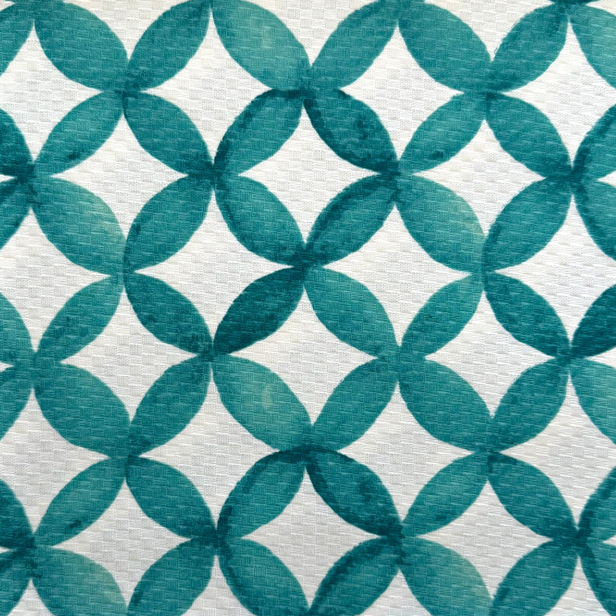 Dettaglio fantasia geometrica colore acqua del copriletto matrimoniale Caleffi Phoenix
