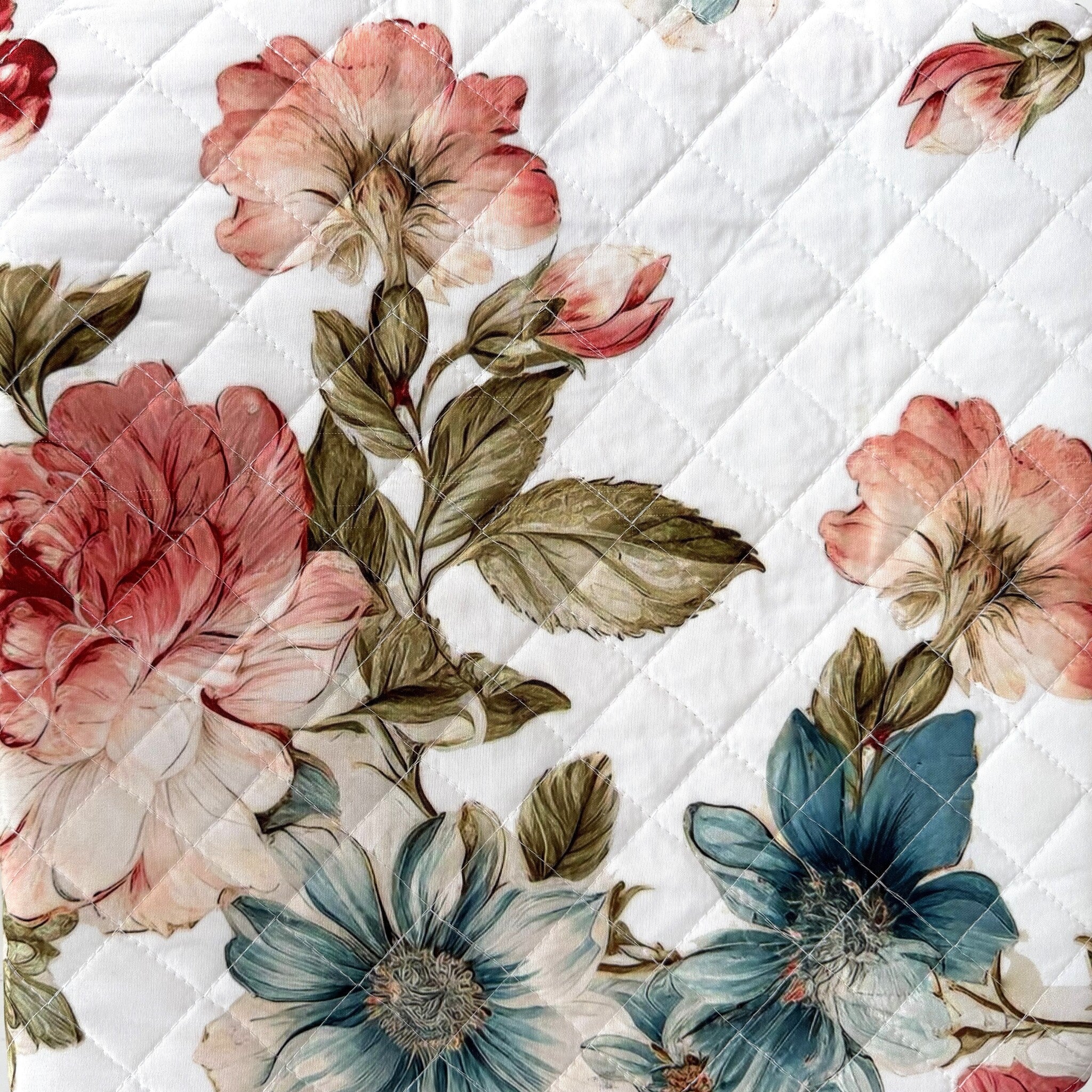 Dettaglio della fantasia floreale multicolore del copriletto Fancy Home Callas 1