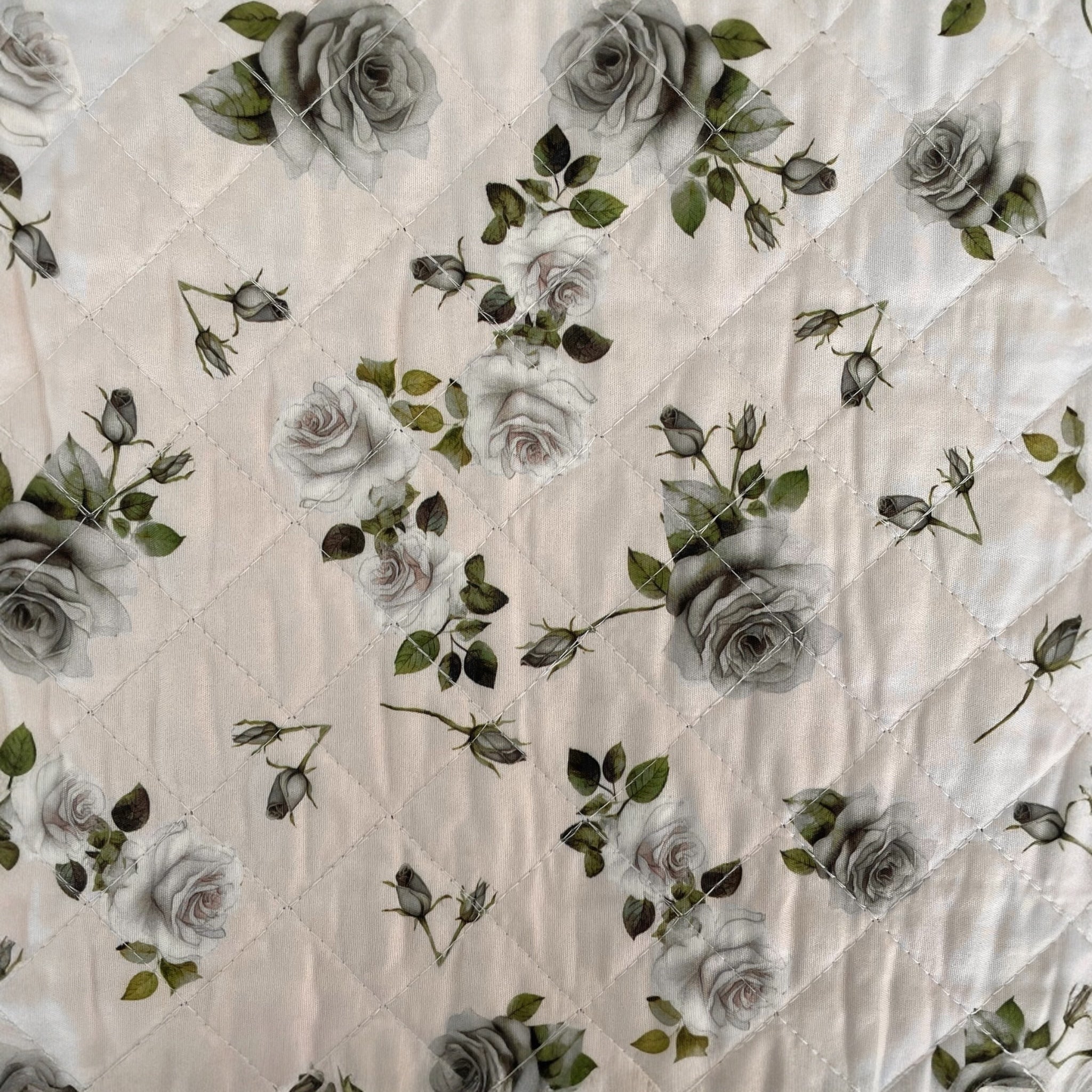 Dettaglio della fantasia floreale del copriletto Fancy Home Callas 3 Beige