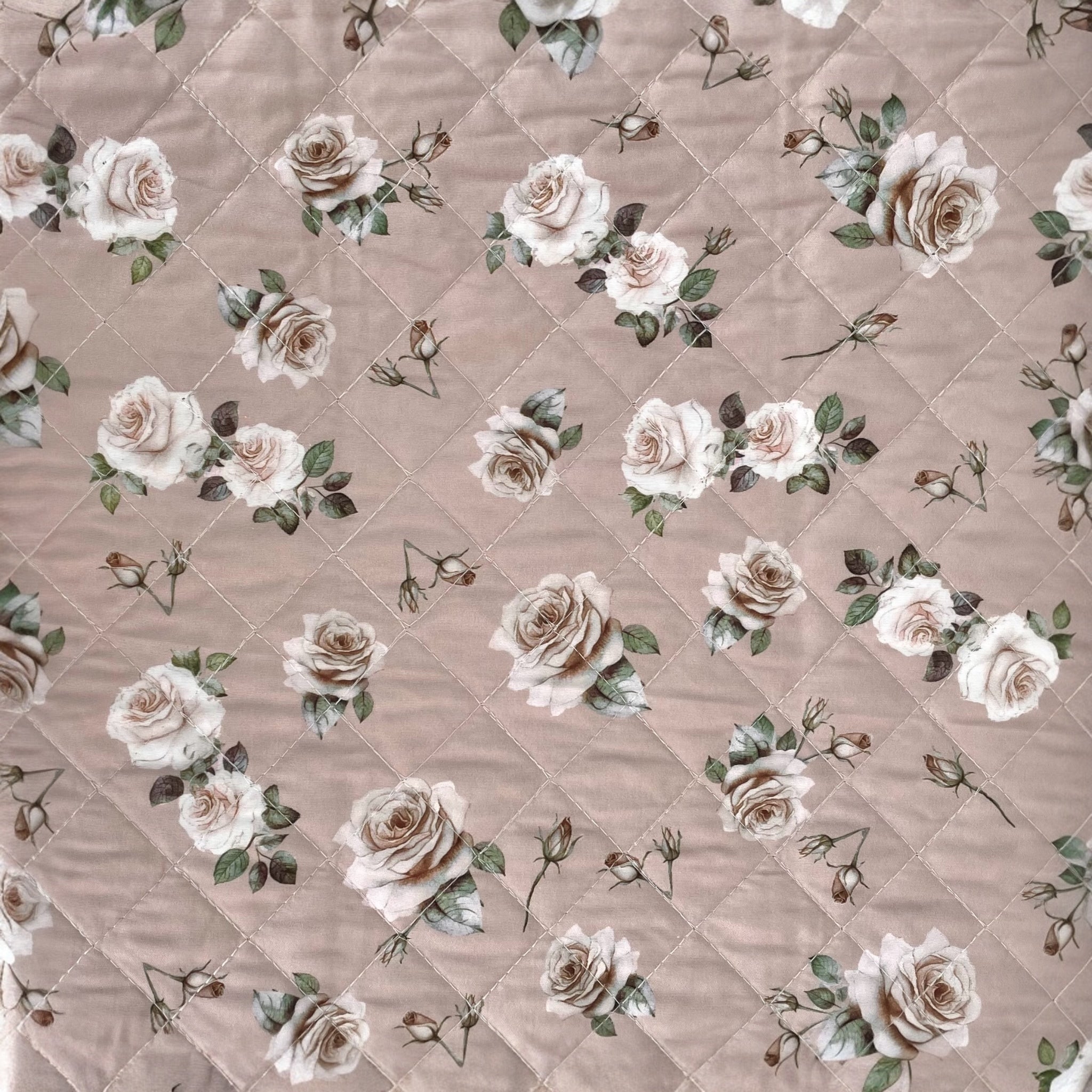 Dettaglio della fantasia floreale del copriletto Fancy Home Callas 3 Tortora