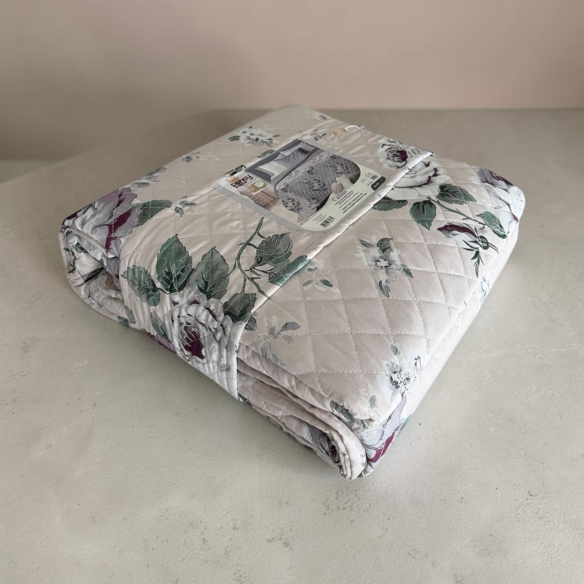 Copriletto matrimoniale Fancy Home Callas 2 beige piegato nella confezione