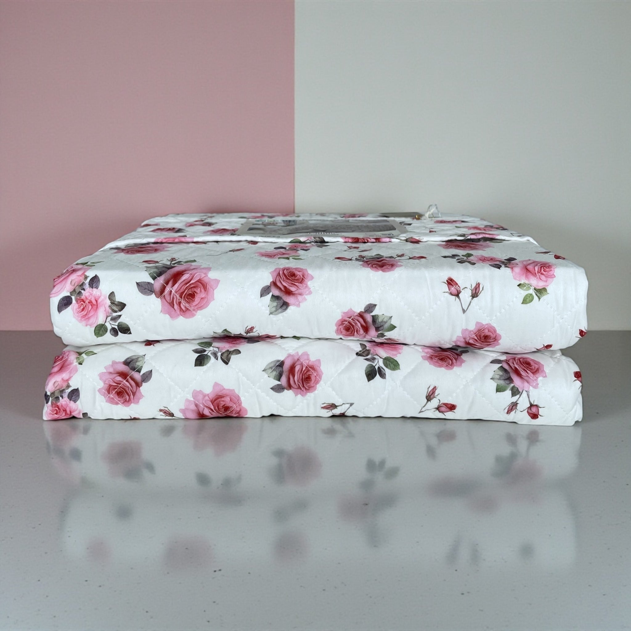 Copriletto matrimoniale Fancy Home Callas 3 Bianco con rose rosa piegato