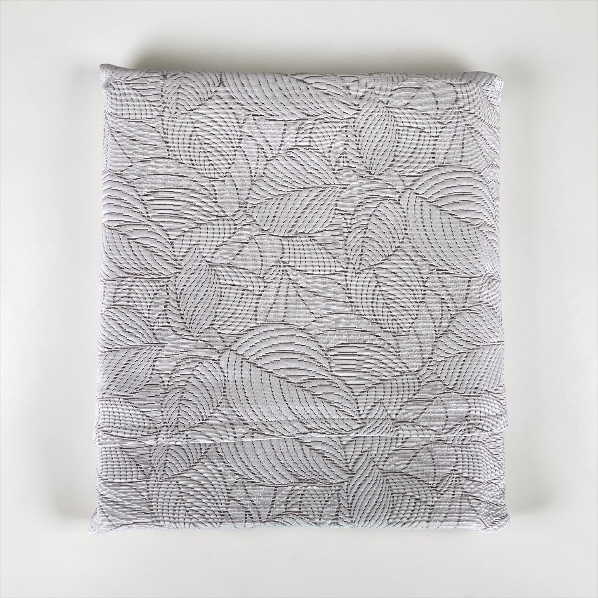 Copriletto matrimoniale piegato design jacquard
