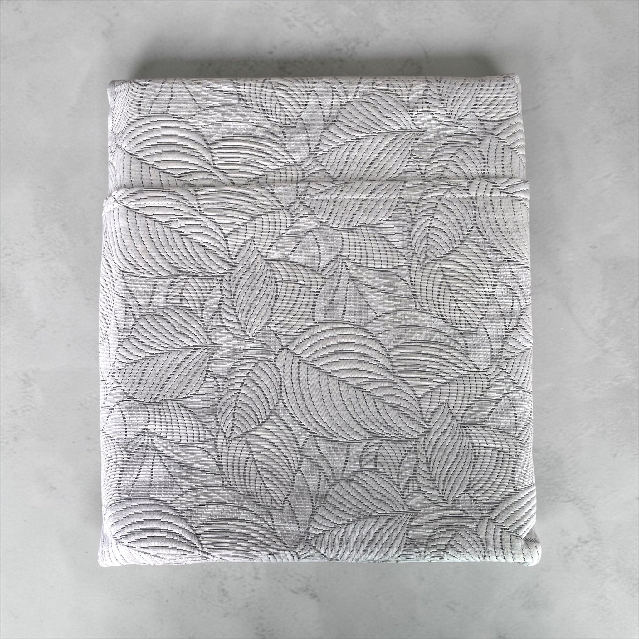 Copriletto matrimoniale piegato design jacquard
