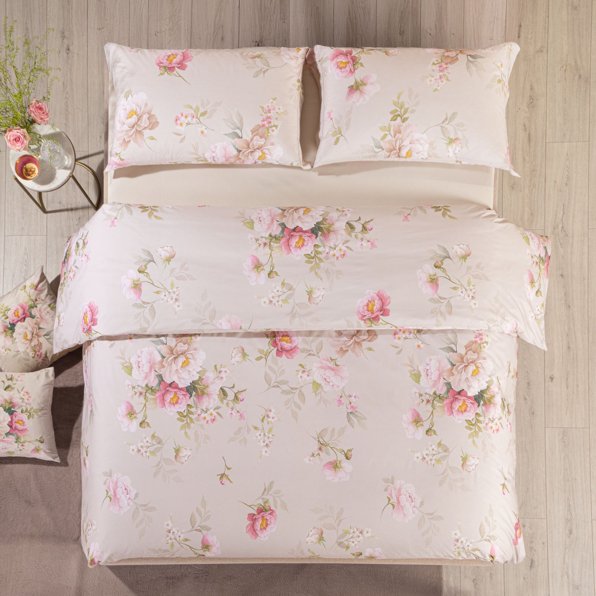 Copripiumino matrimoniale Caleffi Isola Bella con stampa floreale rosa su fondo beige