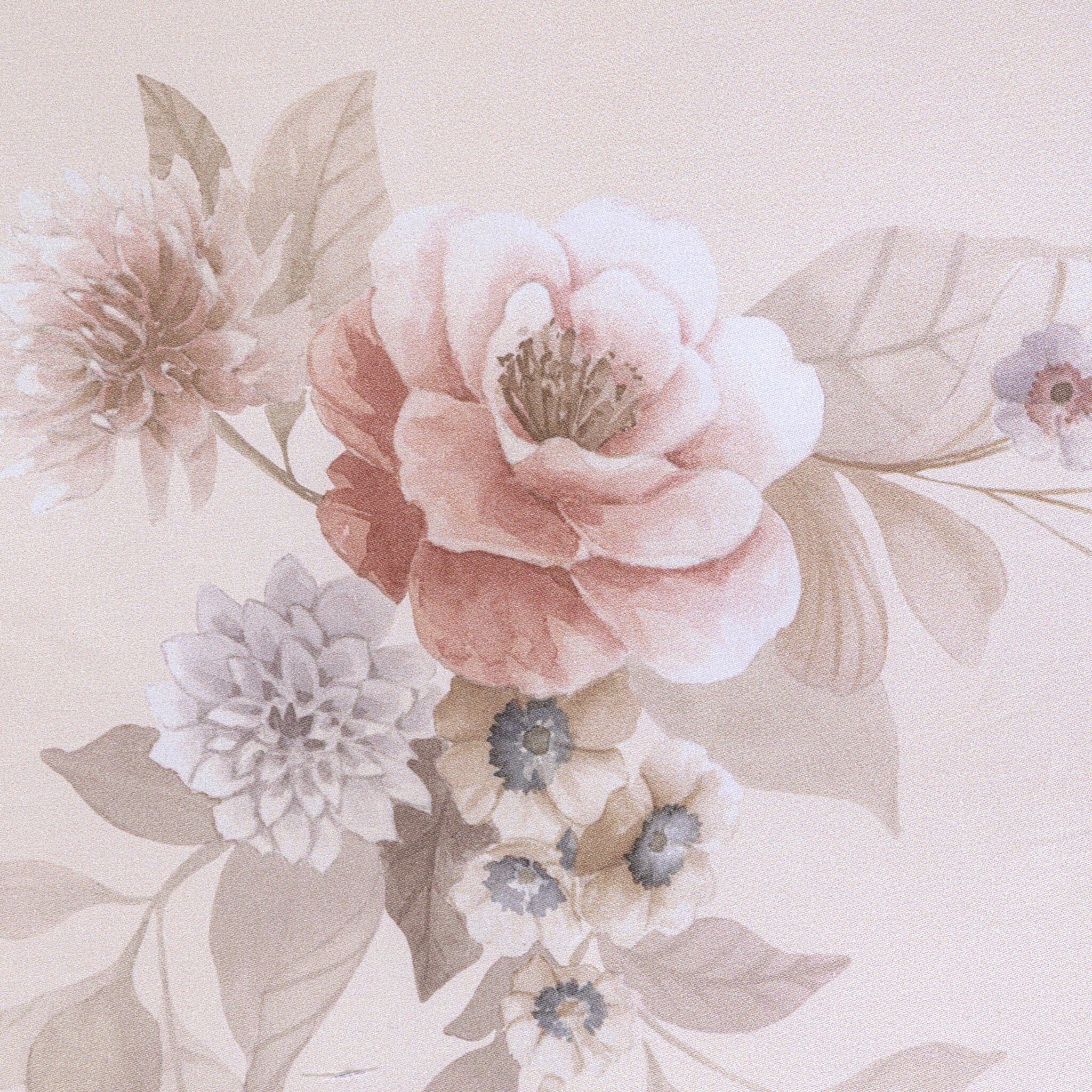 Dettaglio della stampa Villa D’Este Caleffi con fiore rosa, piccole corolle malva e foglie tortora sul raso di cotone.