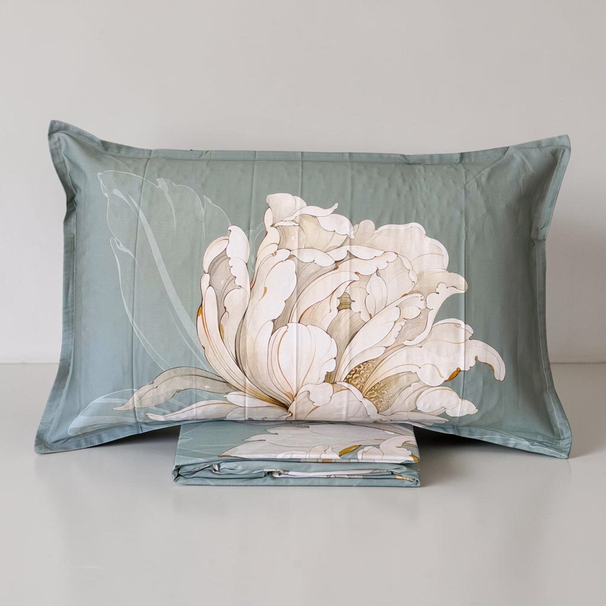 Federa Galizzi Lily 2689 con grande fiore avorio, contorni ocra e sagome botaniche sul fondo verde, sopra il sacco ripiegato.