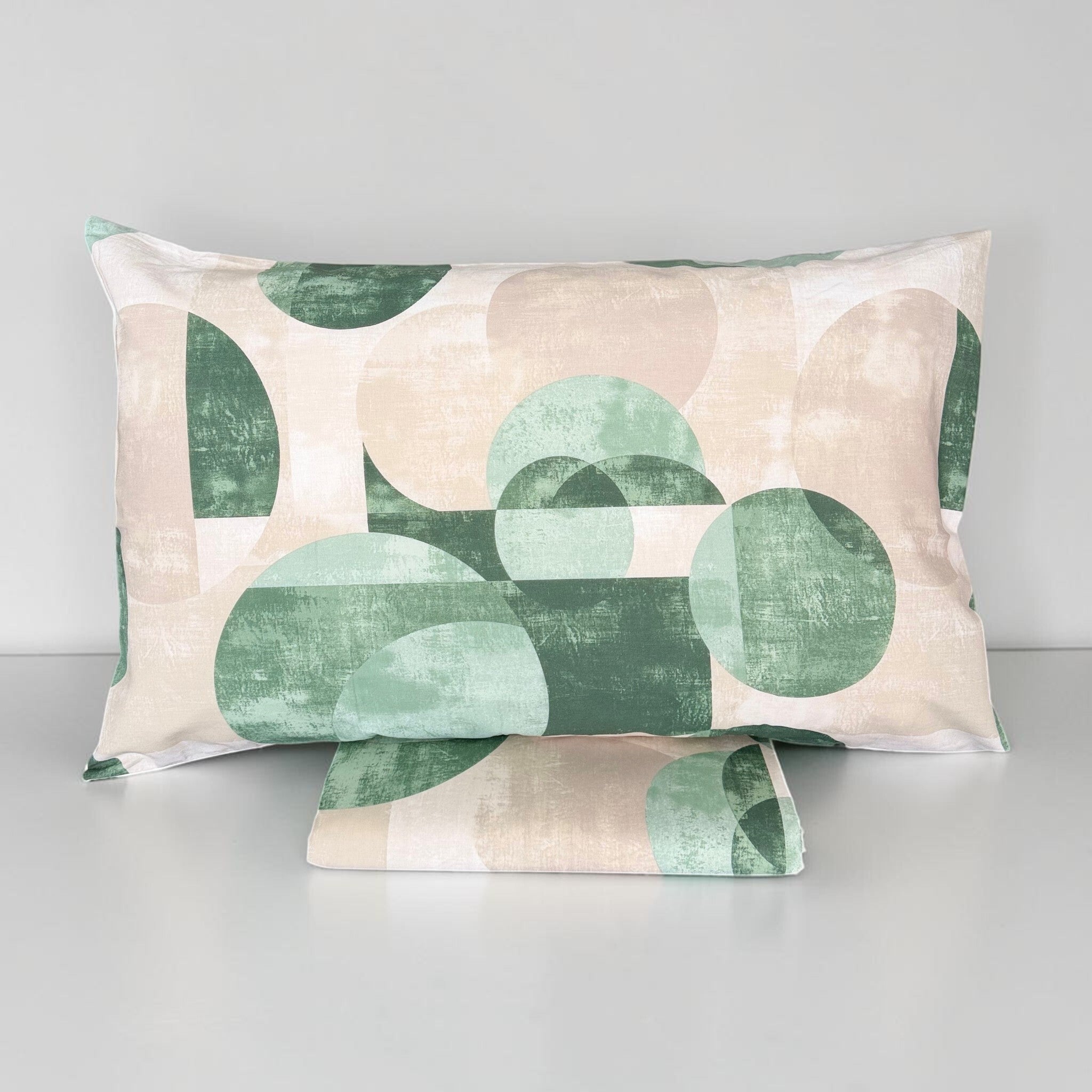 Federa Zambaiti Style 2104 Verde con cerchi e forme geometriche dall’effetto pittorico, davanti al sacco piegato