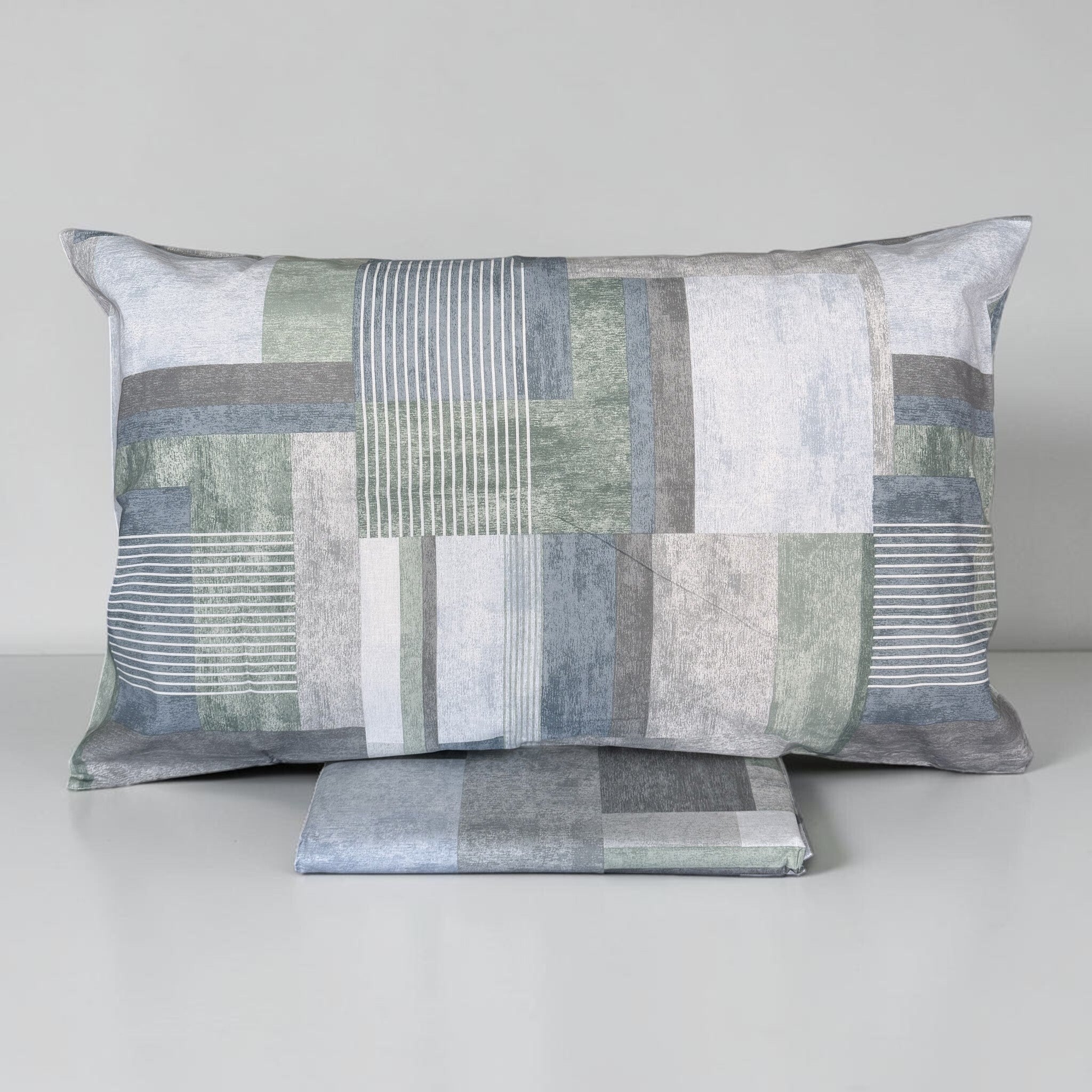 Federa Zambaiti Style 2106 Verde con rettangoli salvia, blu e grigi e righe bianche, davanti al sacco piegato