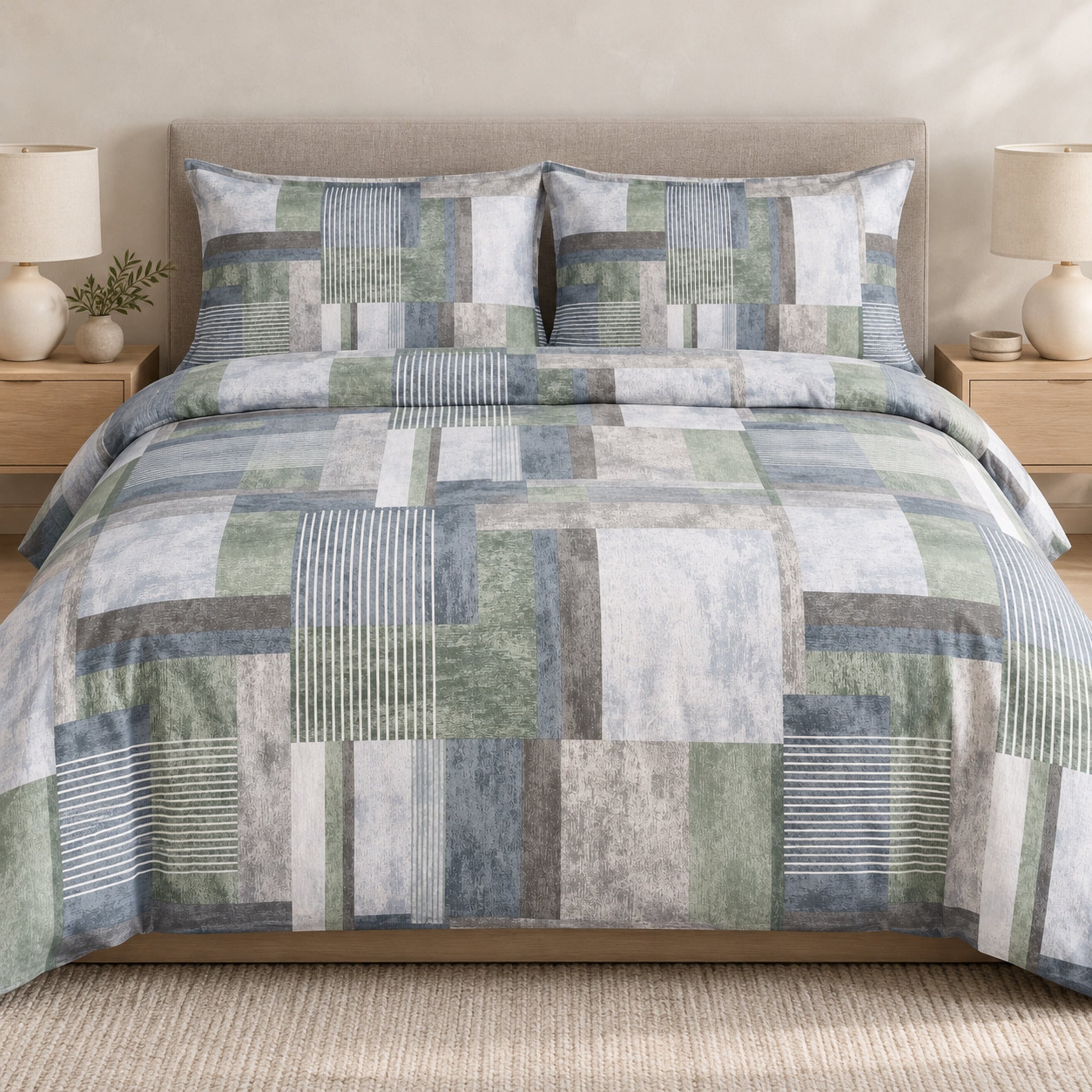 Copripiumino matrimoniale Zambaiti Style 2106 Verde sul letto, con geometrie salvia, blu polvere e grigie