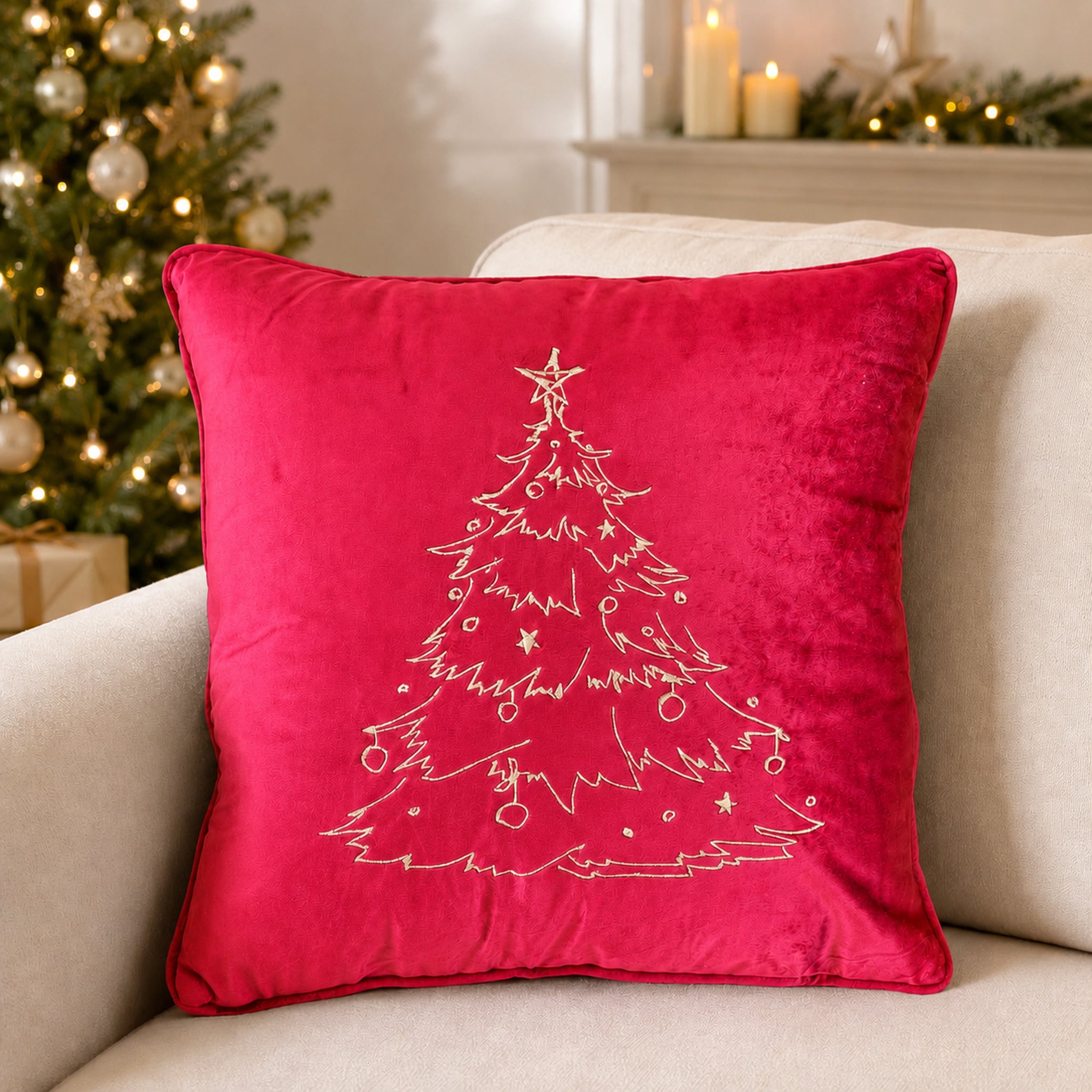 Cuscino natalizio Plume Xmas Tree rosso 45x45 cm in velluto ricamato sul divano
