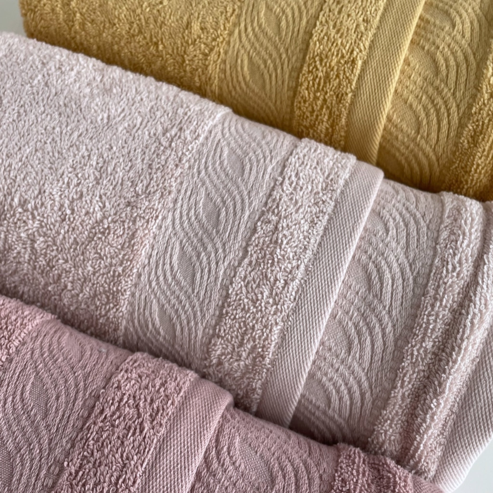 Dettaglio della balza jacquard a onde degli asciugamani Rebecca Home