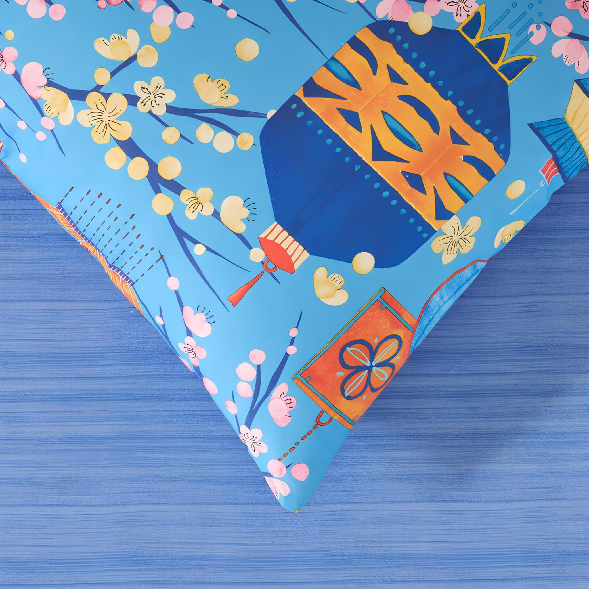 Dettaglio della fantasia Kyoto Bassetti con lanterne orientali, fiori di ciliegio e colori brillanti.