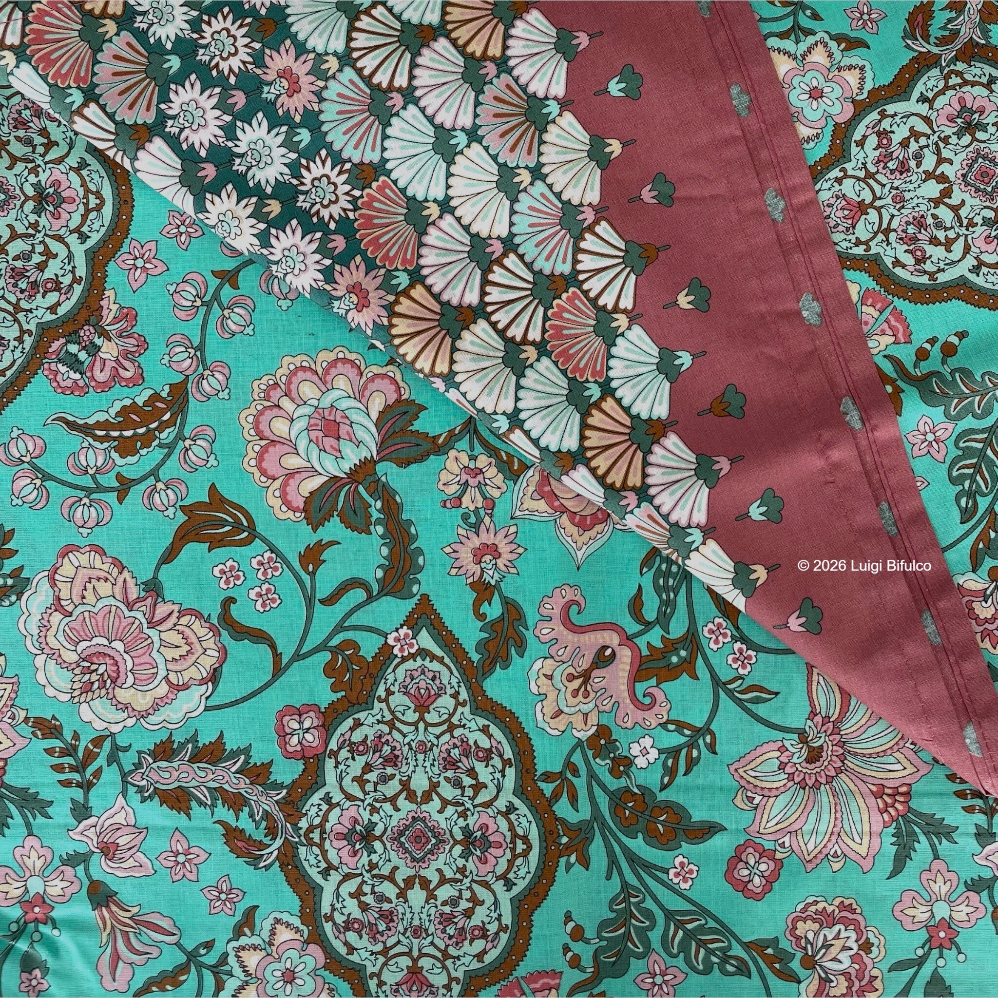 Dettaglio della fantasia floreale Tigullio del telo arredo Bassetti Granfoulard verde acqua in puro cotone