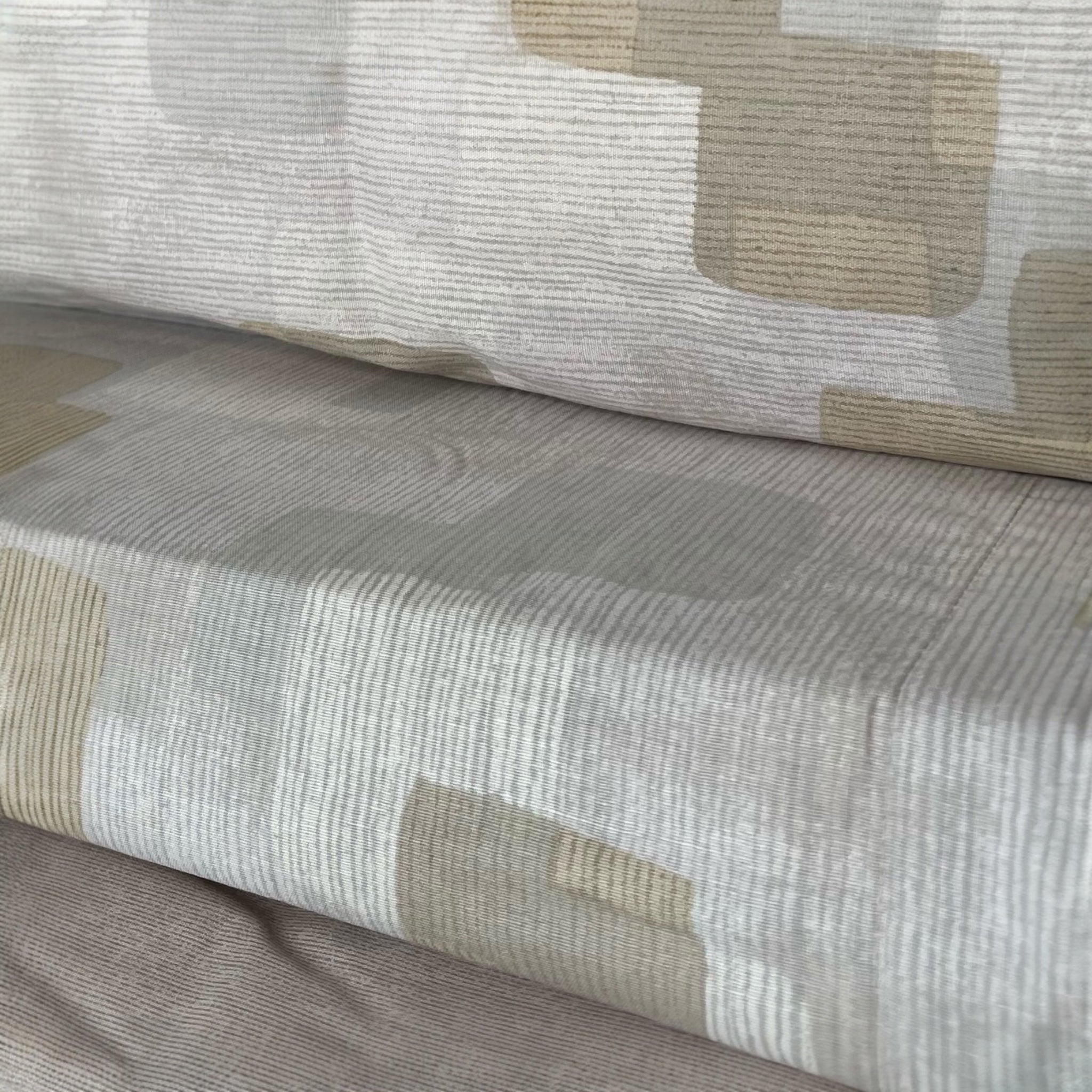 Dettaglio della fantasia geometrica beige del completo lenzuola matrimoniale Bassetti Gaming