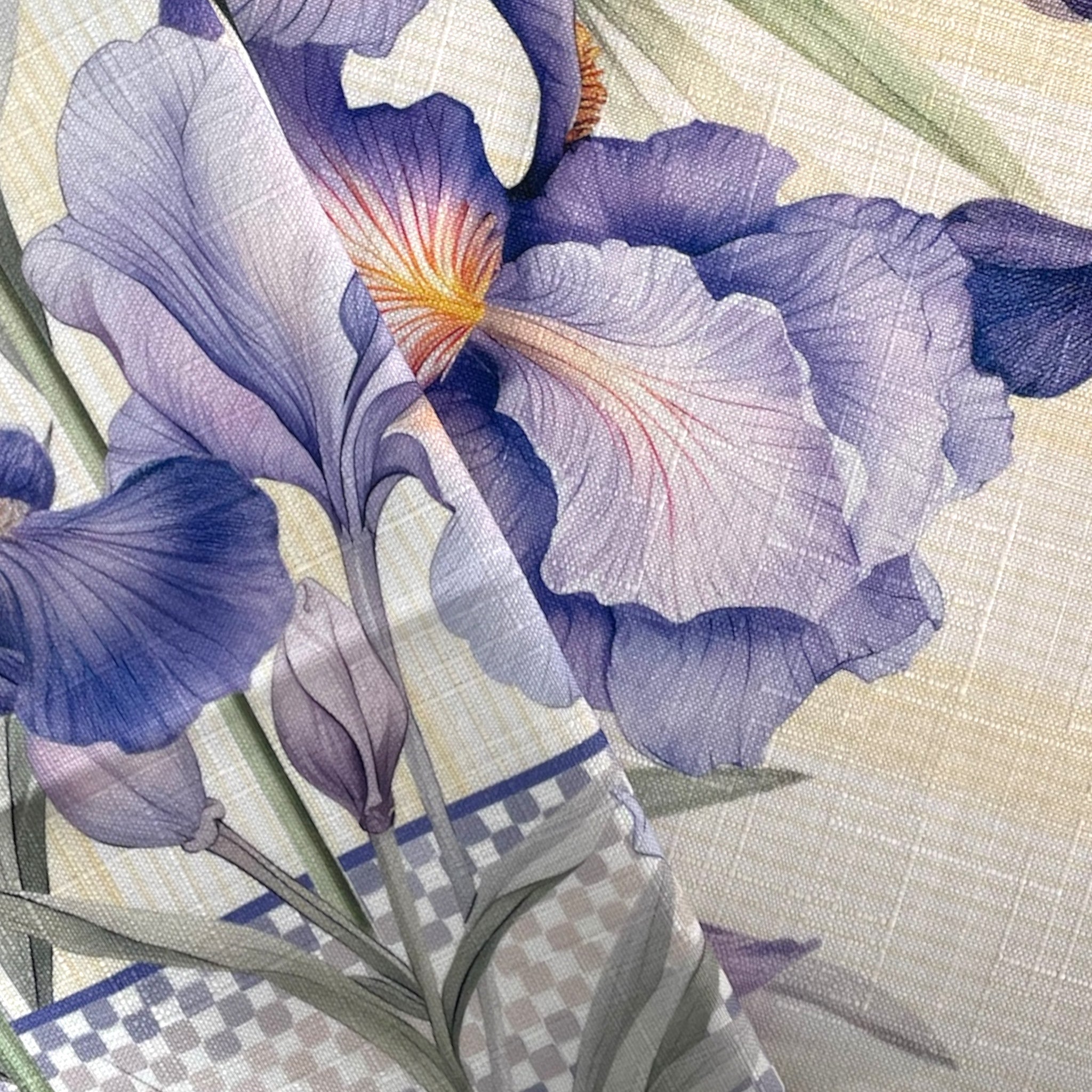 Dettaglio stampa digitale iris lilla e viola della tovaglia Maison Sucrée Rinascita