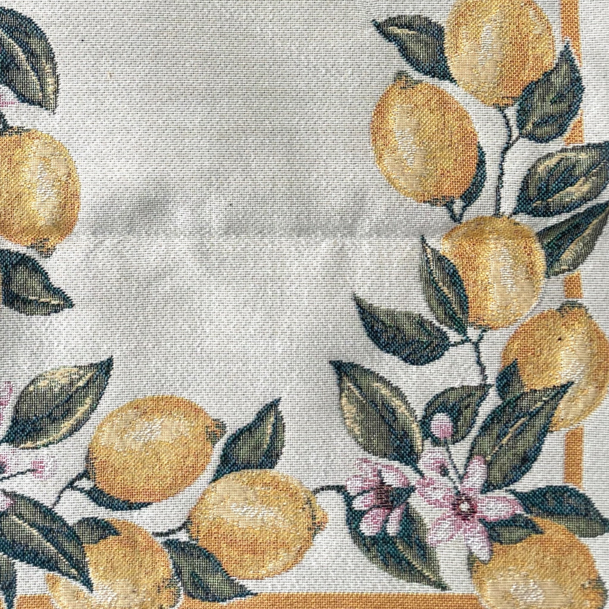 Dettaglio tessuto gobelin jacquard con limoni foglie e fiori Zambaiti