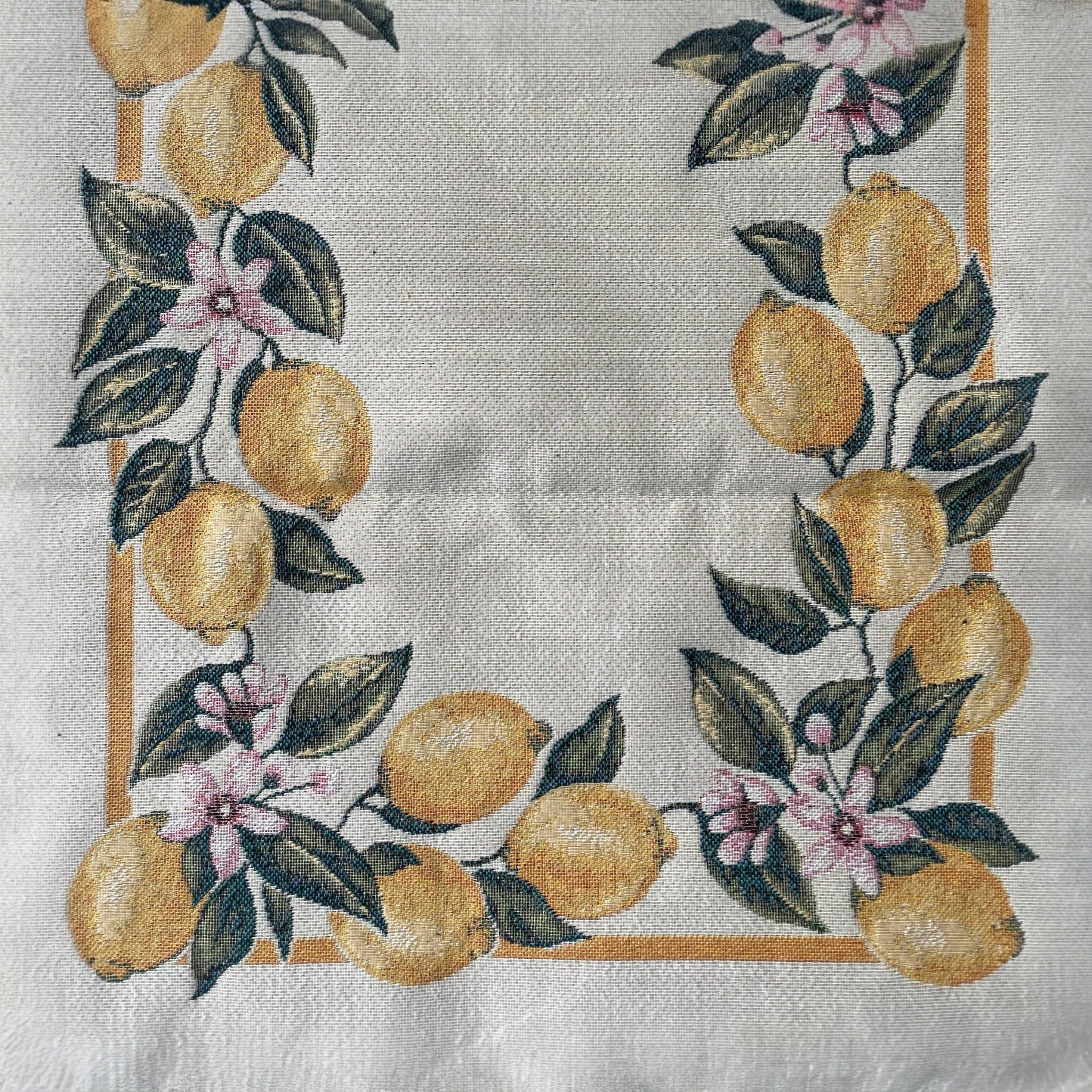 Dettaglio tessuto gobelin jacquard con fantasia limoni foglie e fiori