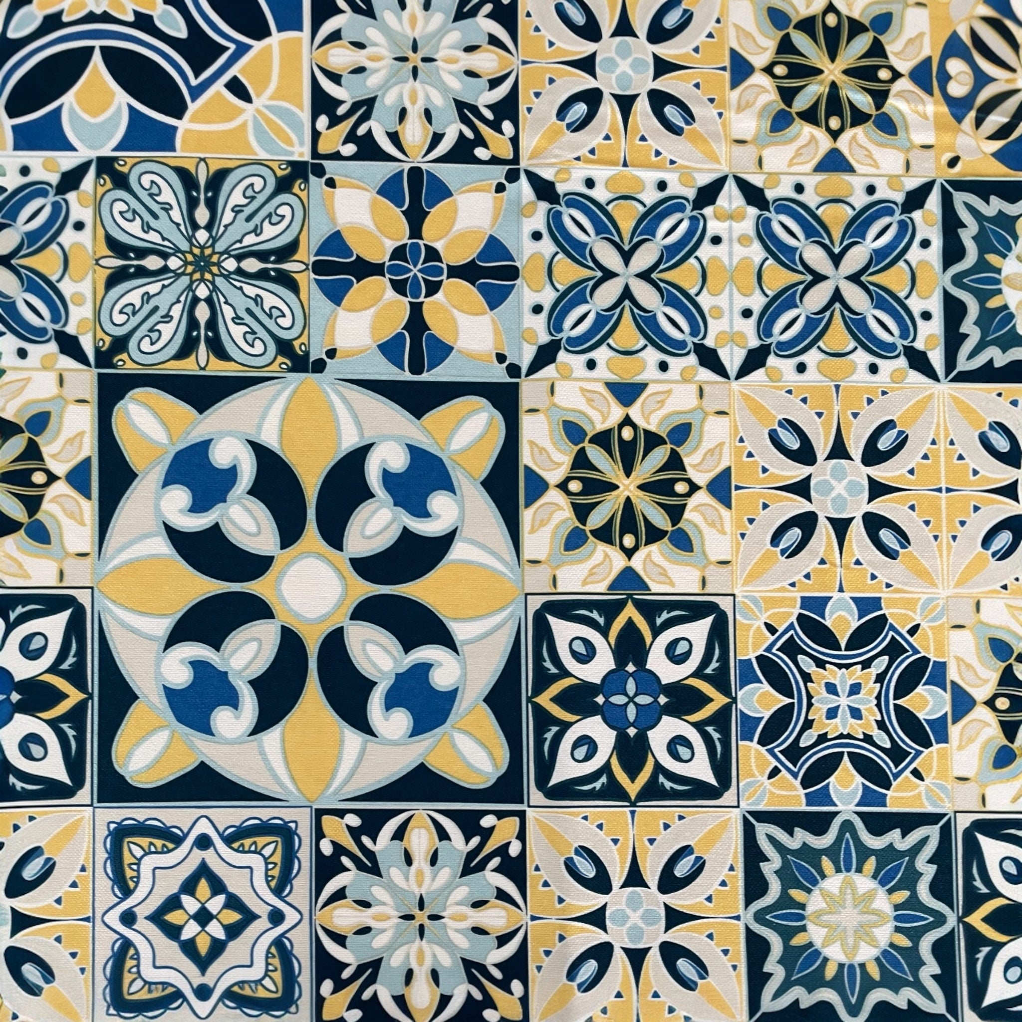 Dettaglio fantasia maioliche mediterranee blu giallo e bianco della tovaglia Kalt