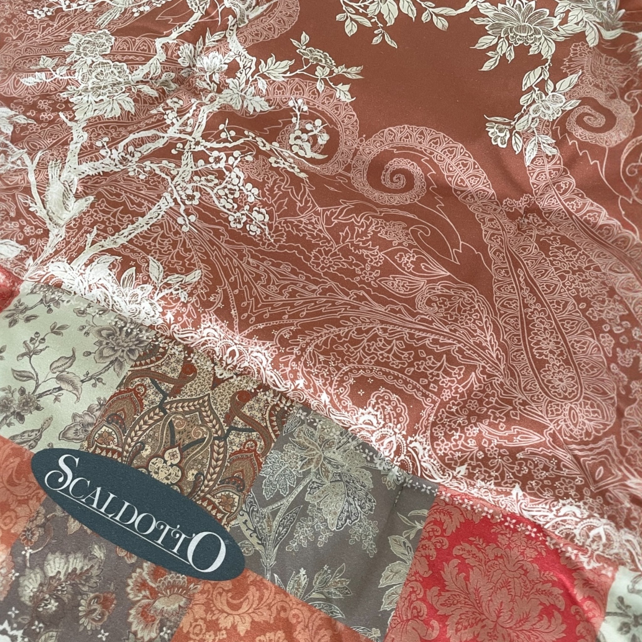 Dettaglio della fantasia floreale e paisley dello Scaldotto Caleffi Berry colore Ambra