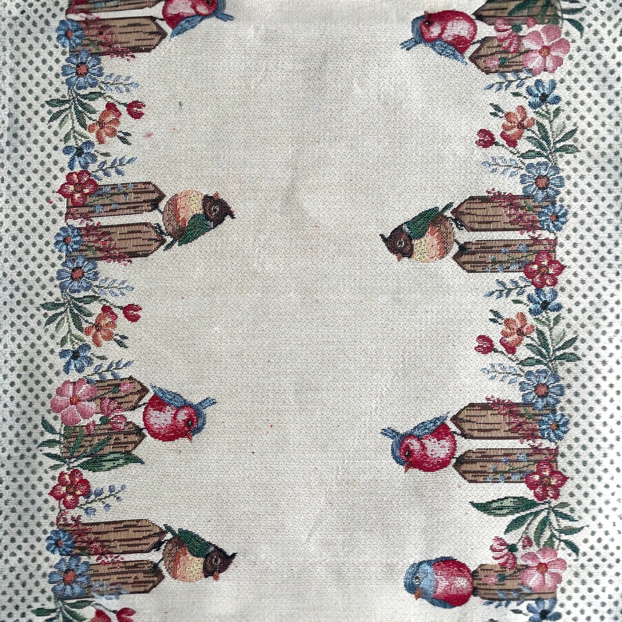Dettaglio tessuto gobelin jacquard con uccellini fiori e casette decorative