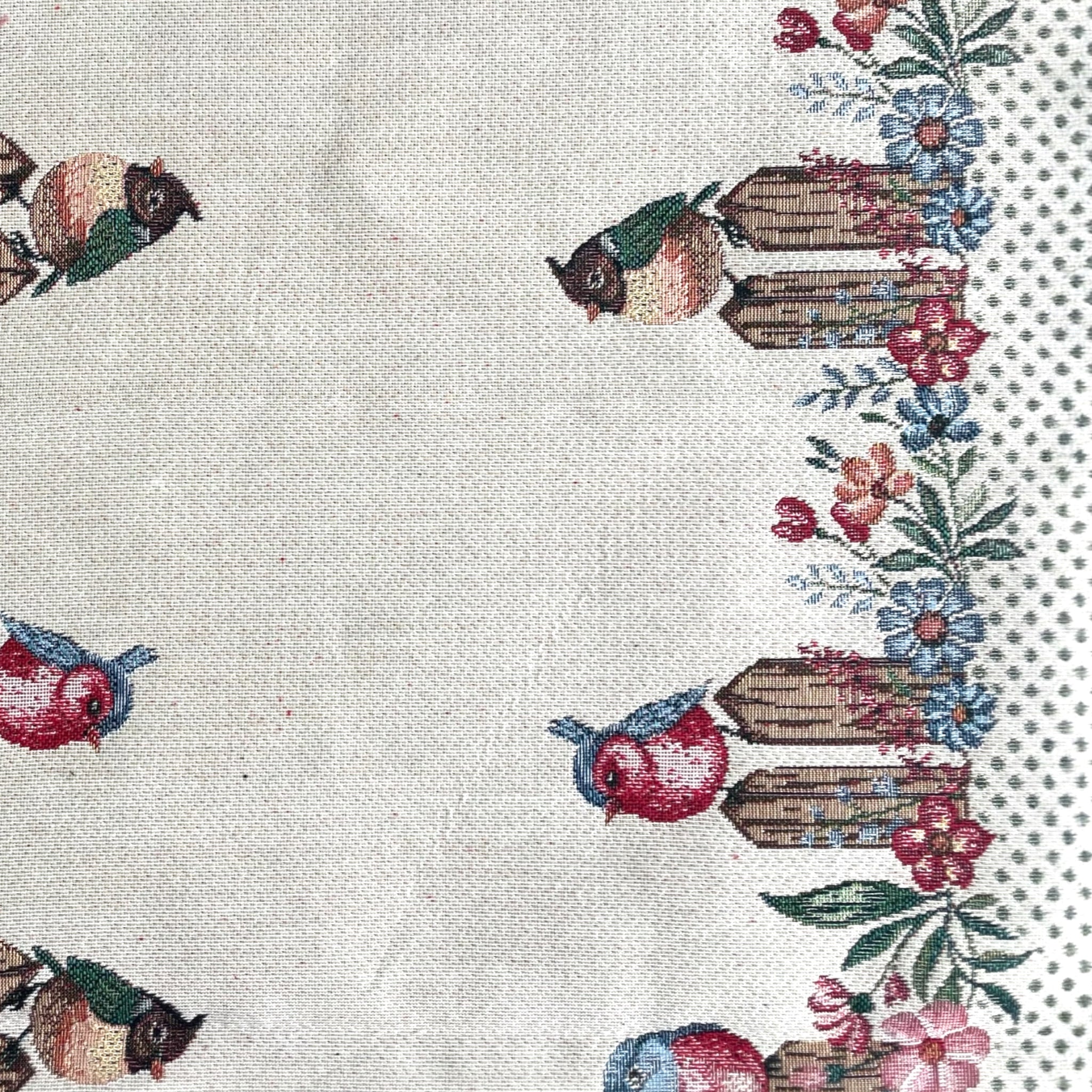 Dettaglio tessuto gobelin jacquard con uccellini fiori e casette decorative