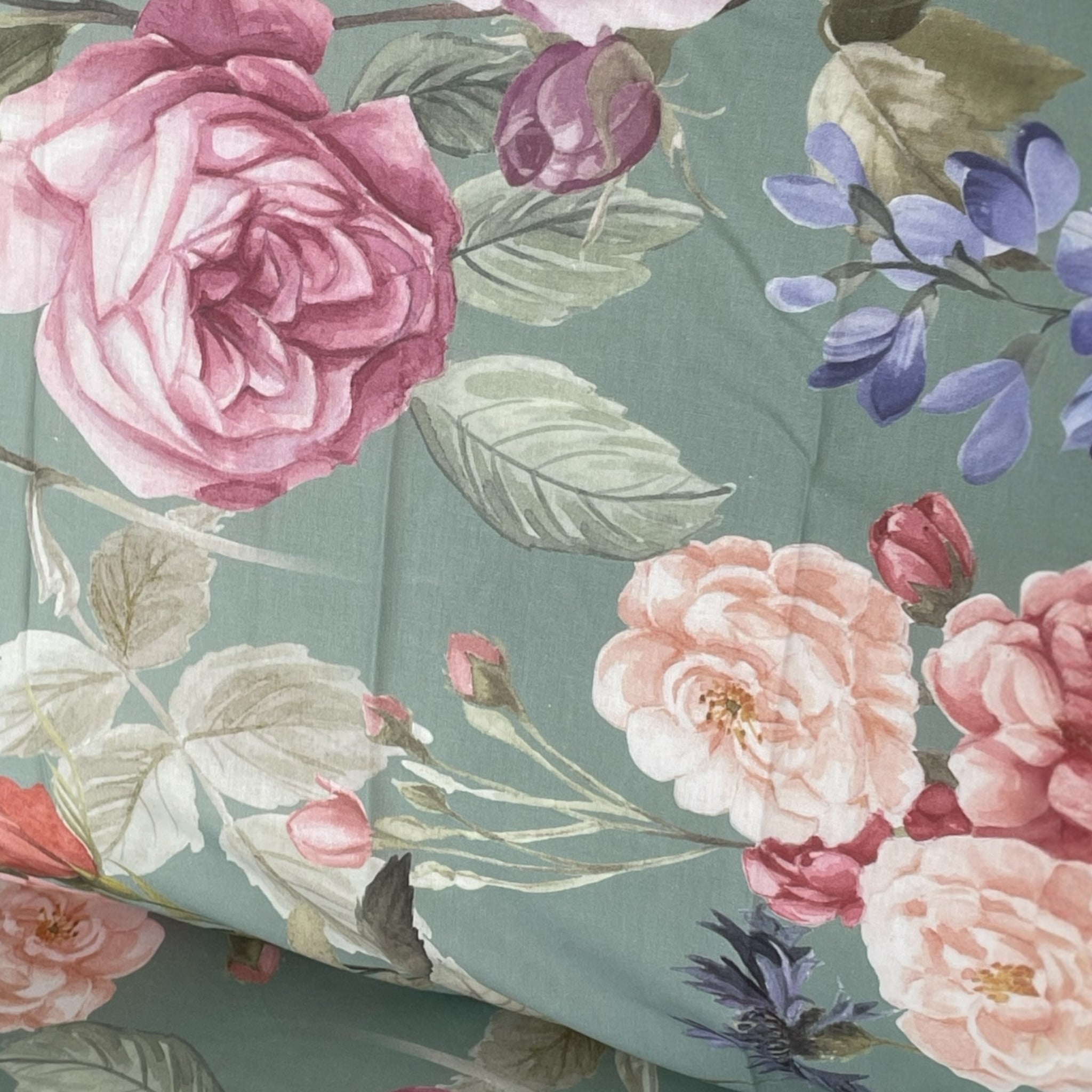 Dettaglio stampa floreale romantica con rose rosa peonie e fiori di campo della collezione Caleffi Giardino Romantico giada