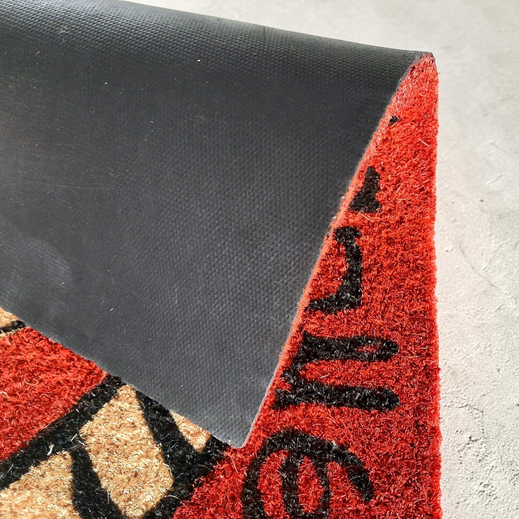 Dettaglio della fibra di cocco rossa e del fondo in lattice dello zerbino con gatto Coco Cat
