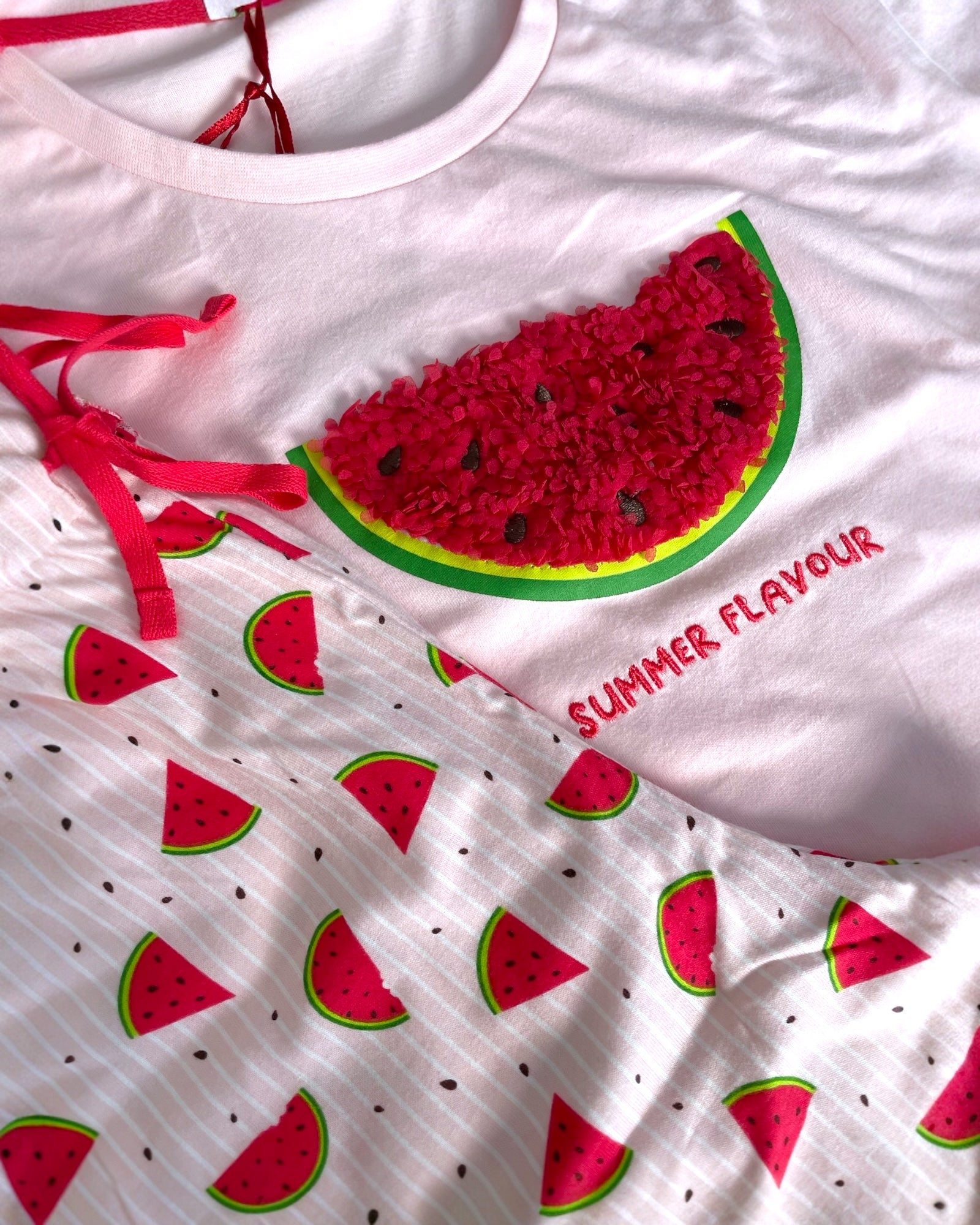Dettaglio pigiama donna Admas con stampa anguria e applicazione 3D scritta Summer Flavour su maglia rosa