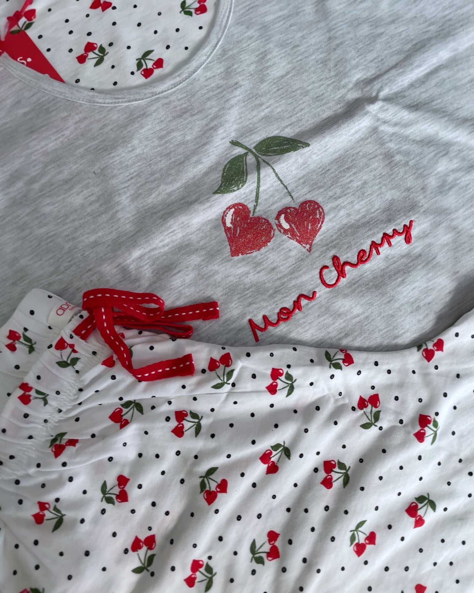 Dettaglio pigiama donna Admas con stampa ciliegie e scritta Mon Cherry su canotta grigia
