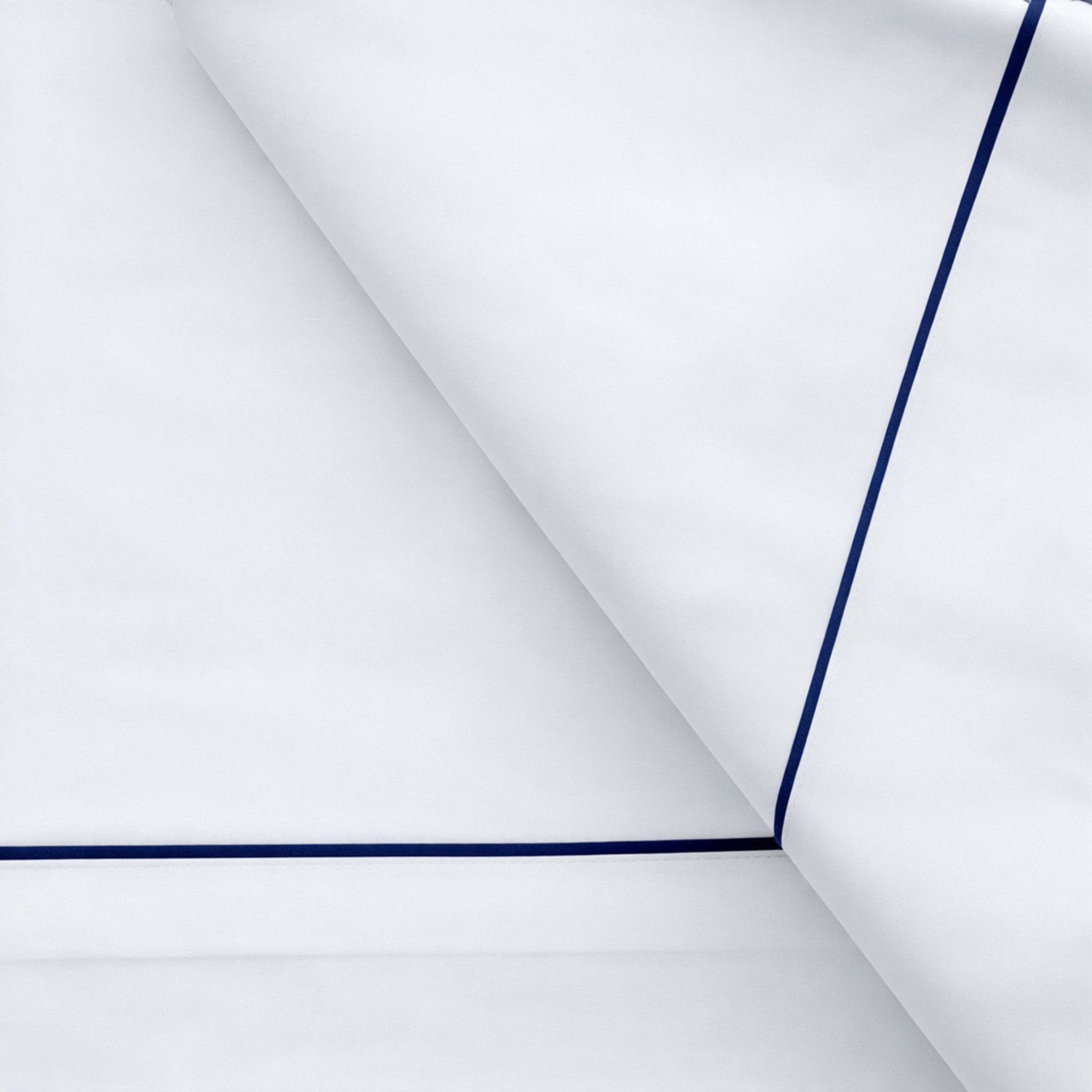 Dettaglio piping blu su lenzuola matrimoniali Rebecca Home Cindy bianche