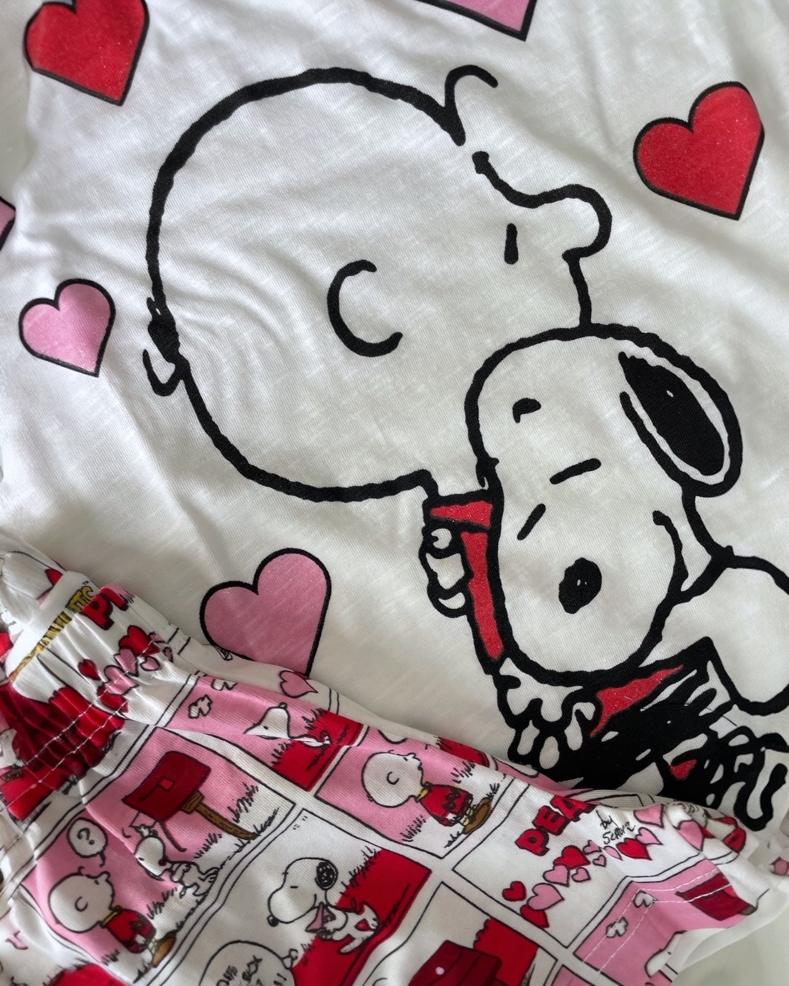 dettaglio stampa snoopy cuori pigiama bambina