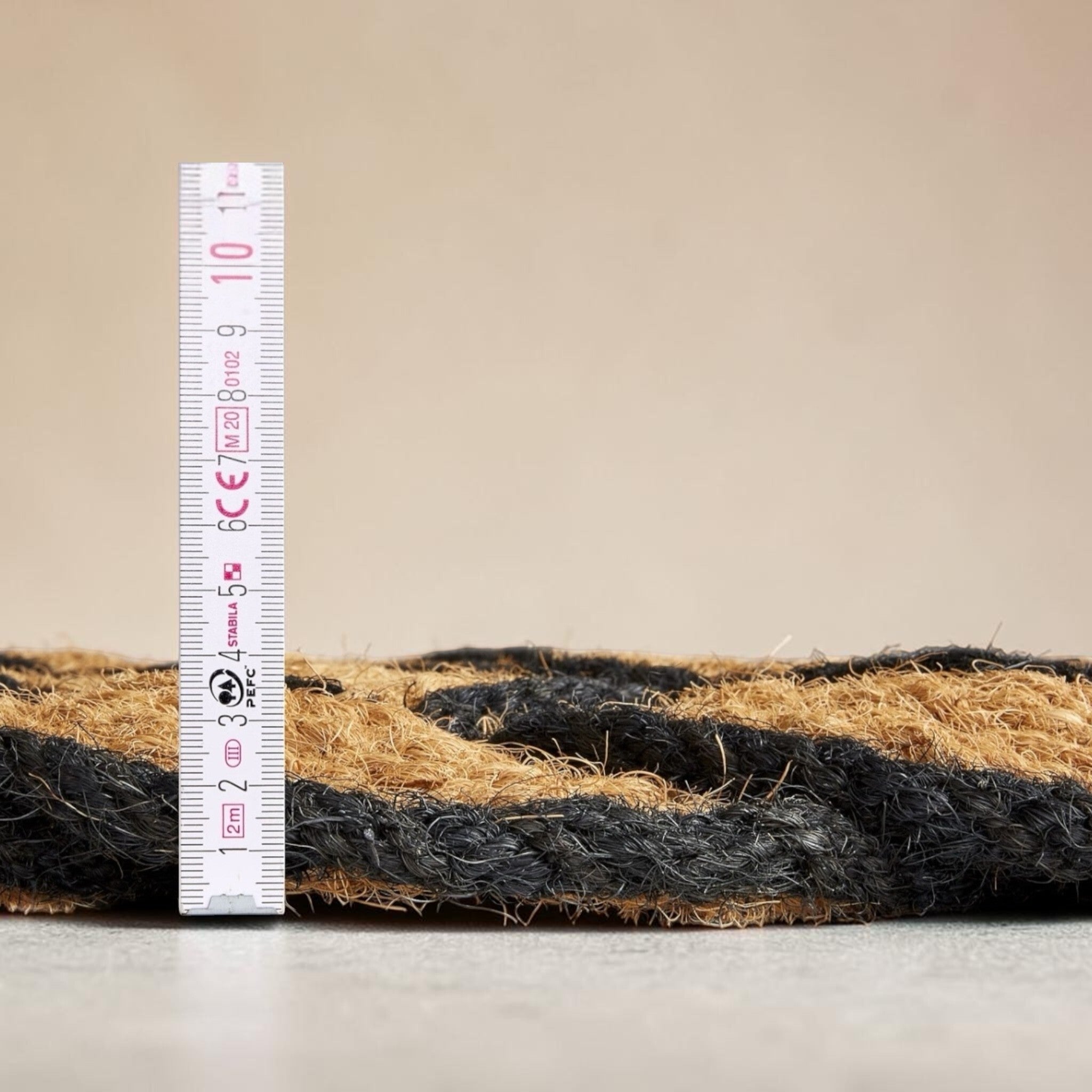 Dettaglio laterale dello spessore di 2,8 cm dello zerbino Nature Classic in fibra di cocco