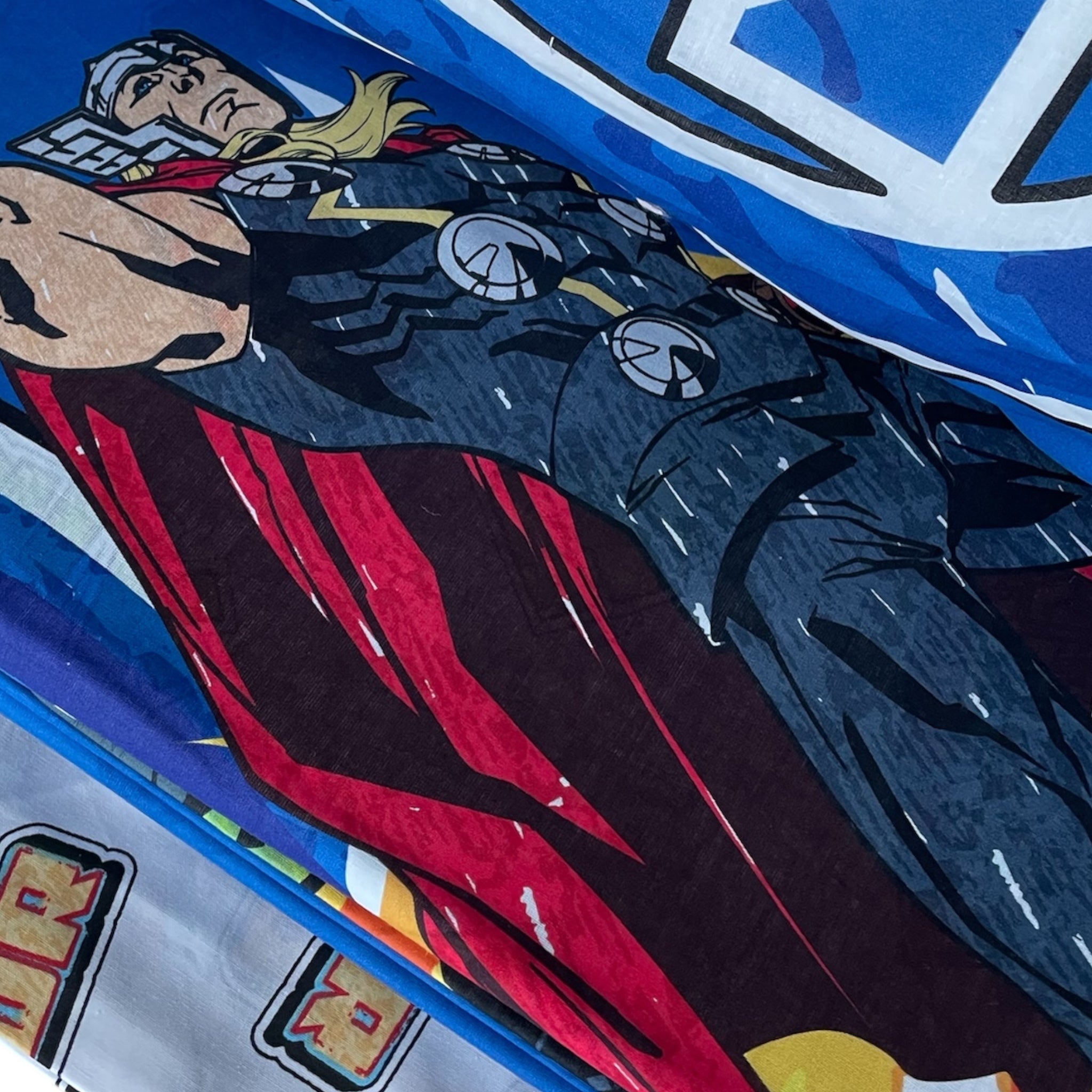 Dettaglio stampa Marvel Avengers su tessuto 100% cotone Caleffi