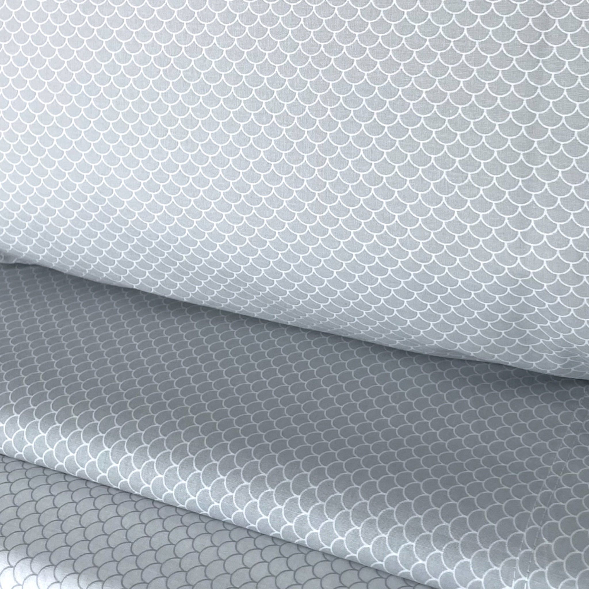 Dettaglio della fantasia geometrica micro-pattern del completo lenzuola matrimoniale Zambaiti Arki grigio