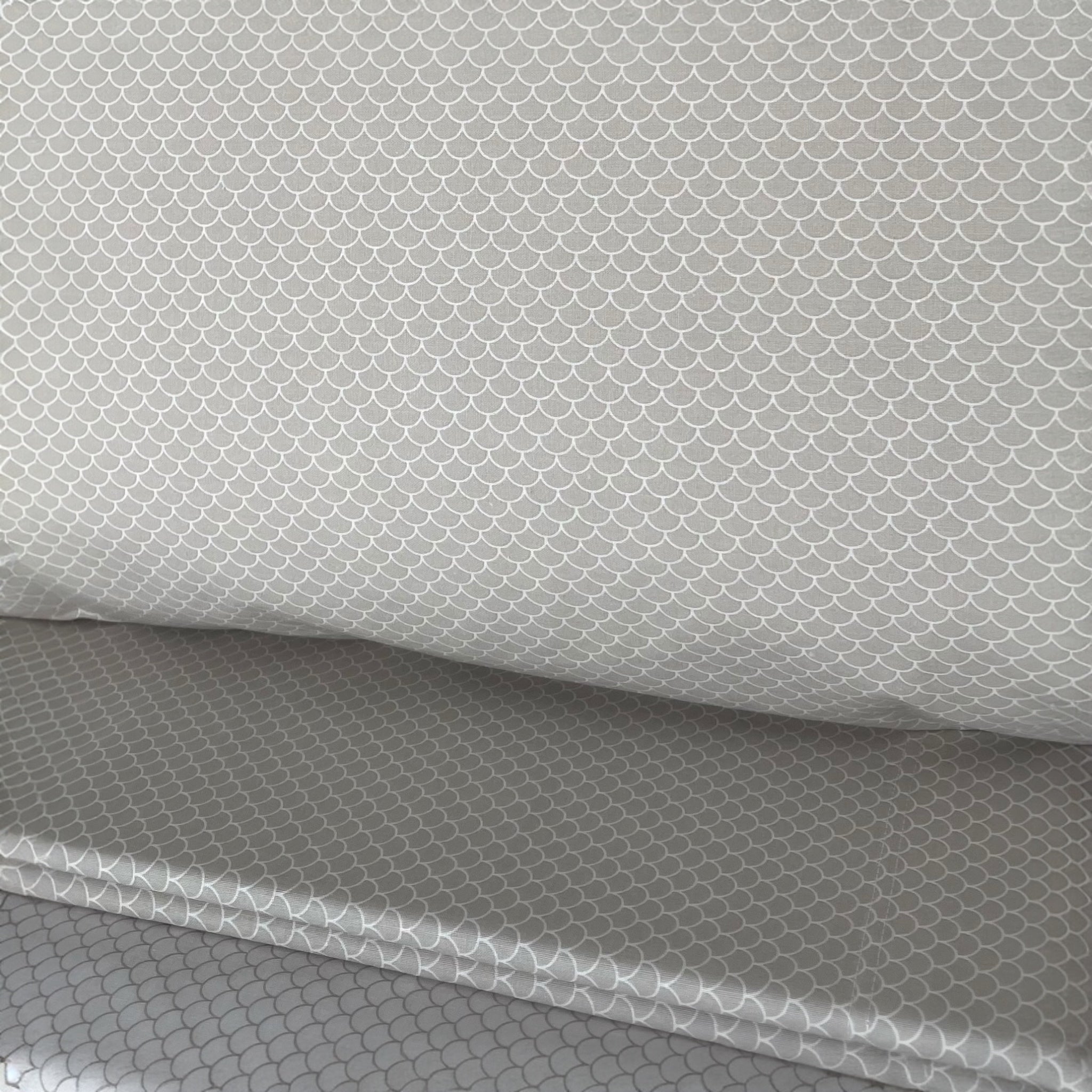 Dettaglio della fantasia geometrica micro-pattern del completo lenzuola una piazza e mezza Zambaiti Arki tortora