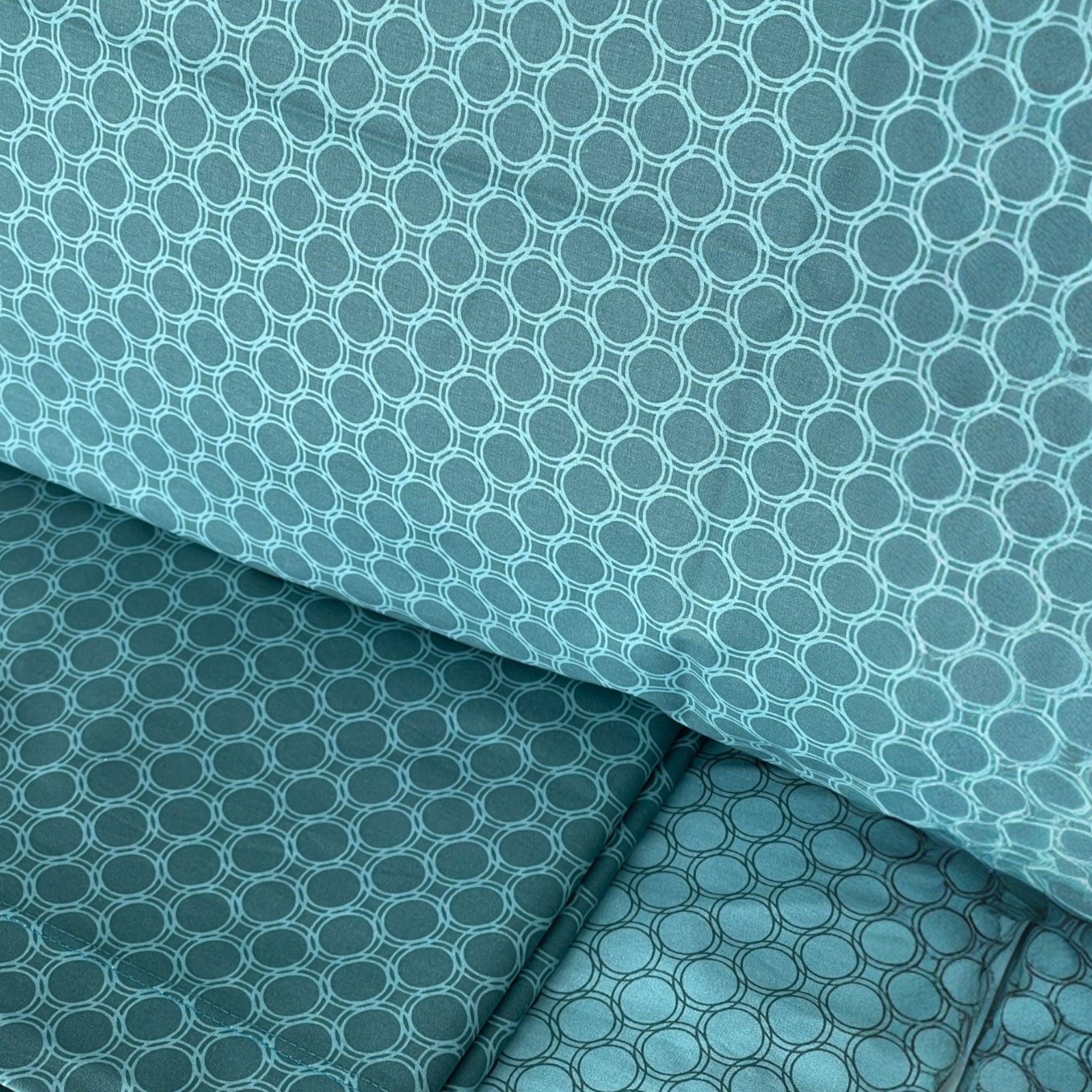 Dettaglio del tessuto in 100% cotone del completo lenzuola Zambaiti Vity color petrolio.