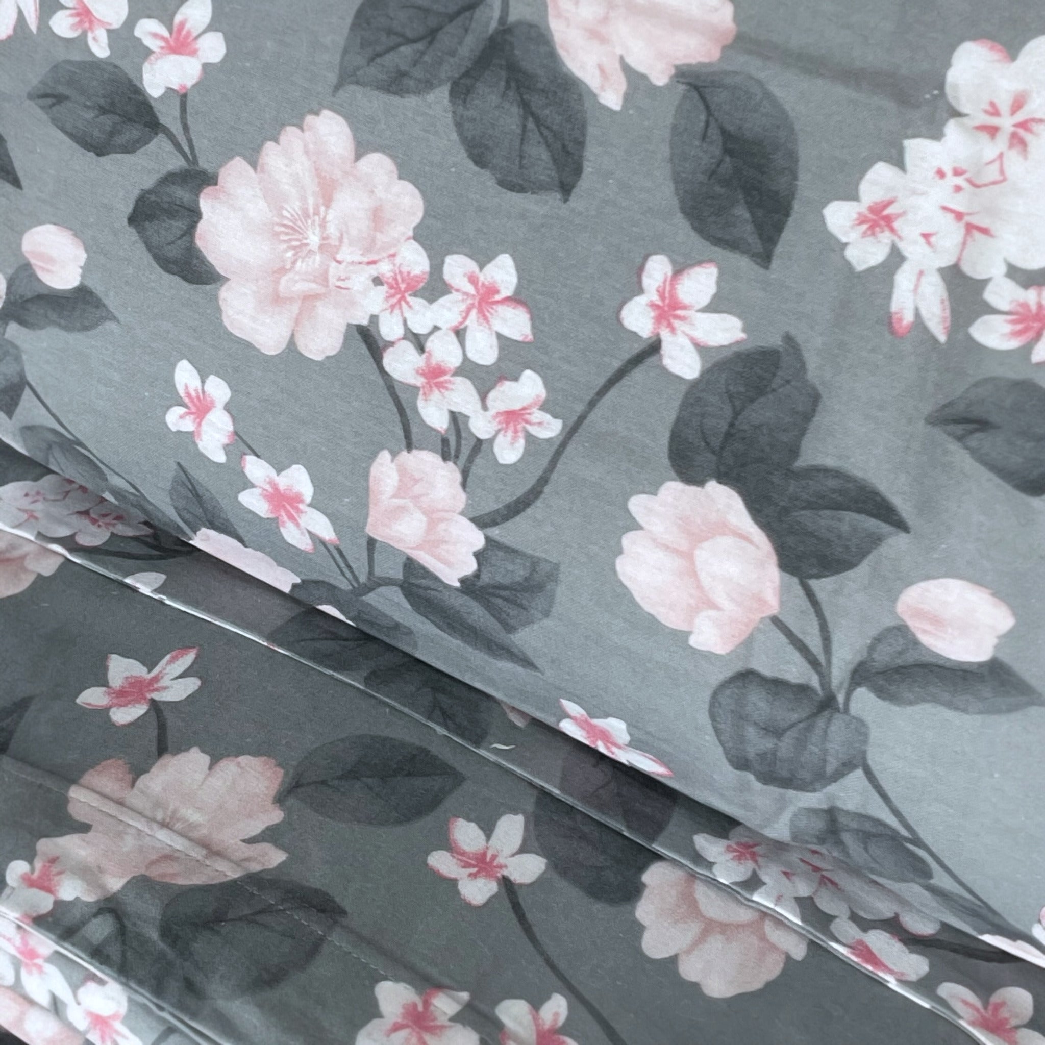 Dettaglio della fantasia floreale del tessuto in flanella Rebecca Home Nicol colore grigio