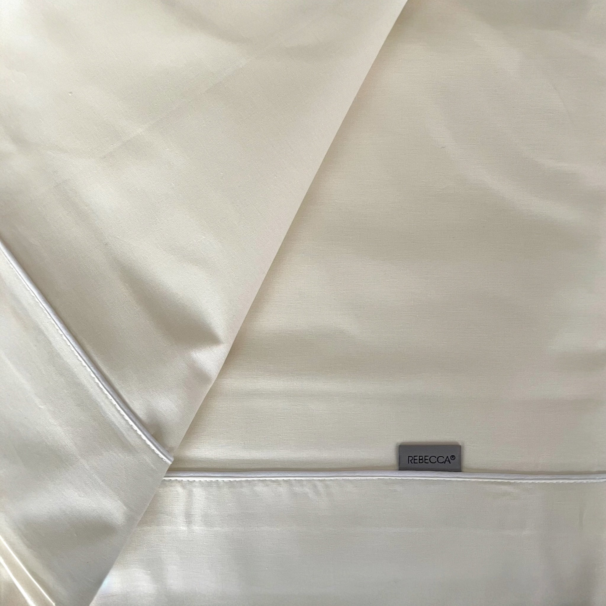 Dettaglio tessuto e piping del completo lenzuola Rebecca Home Cindy avorio