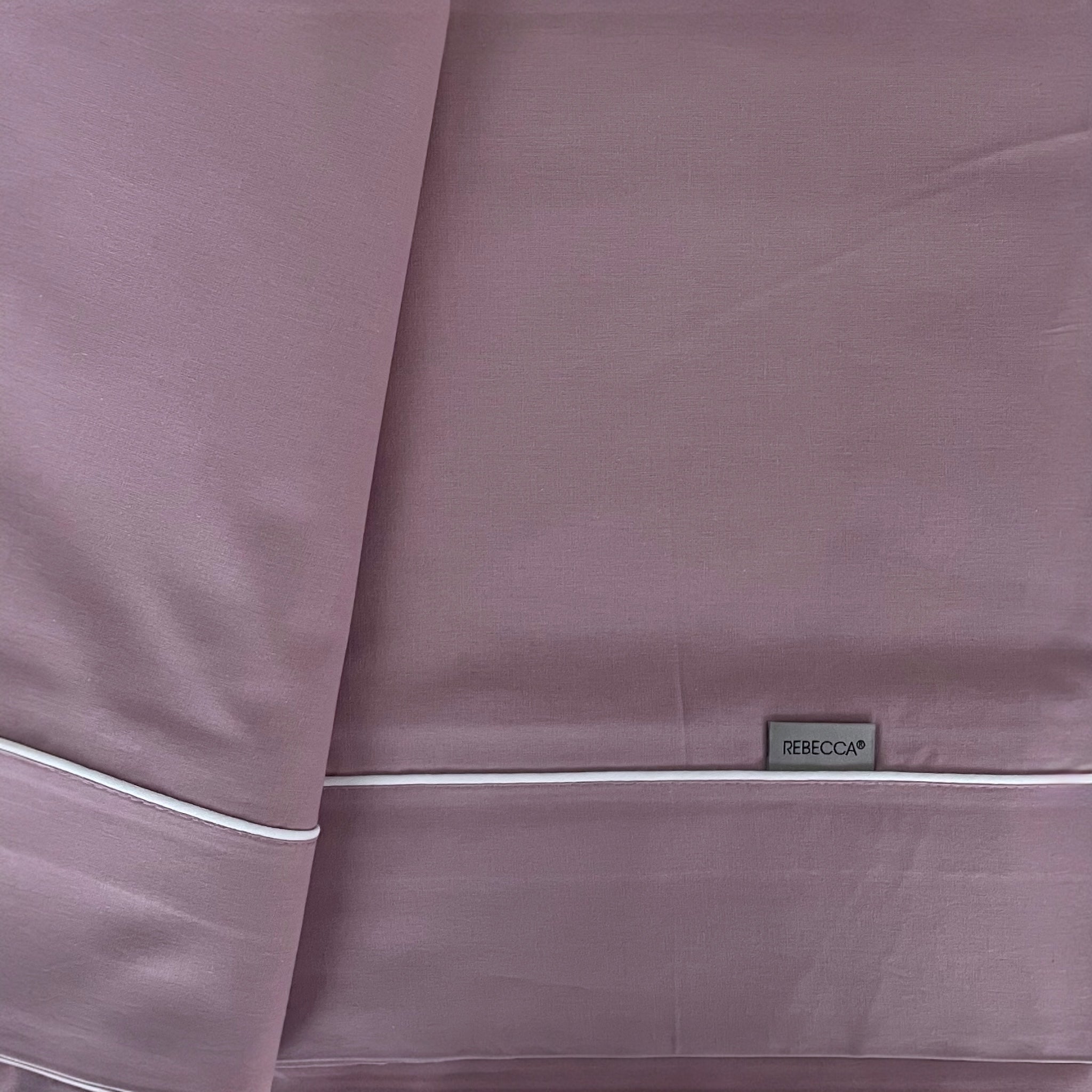 Dettaglio tessuto rosa antico e piping bianco Rebecca Home Cindy