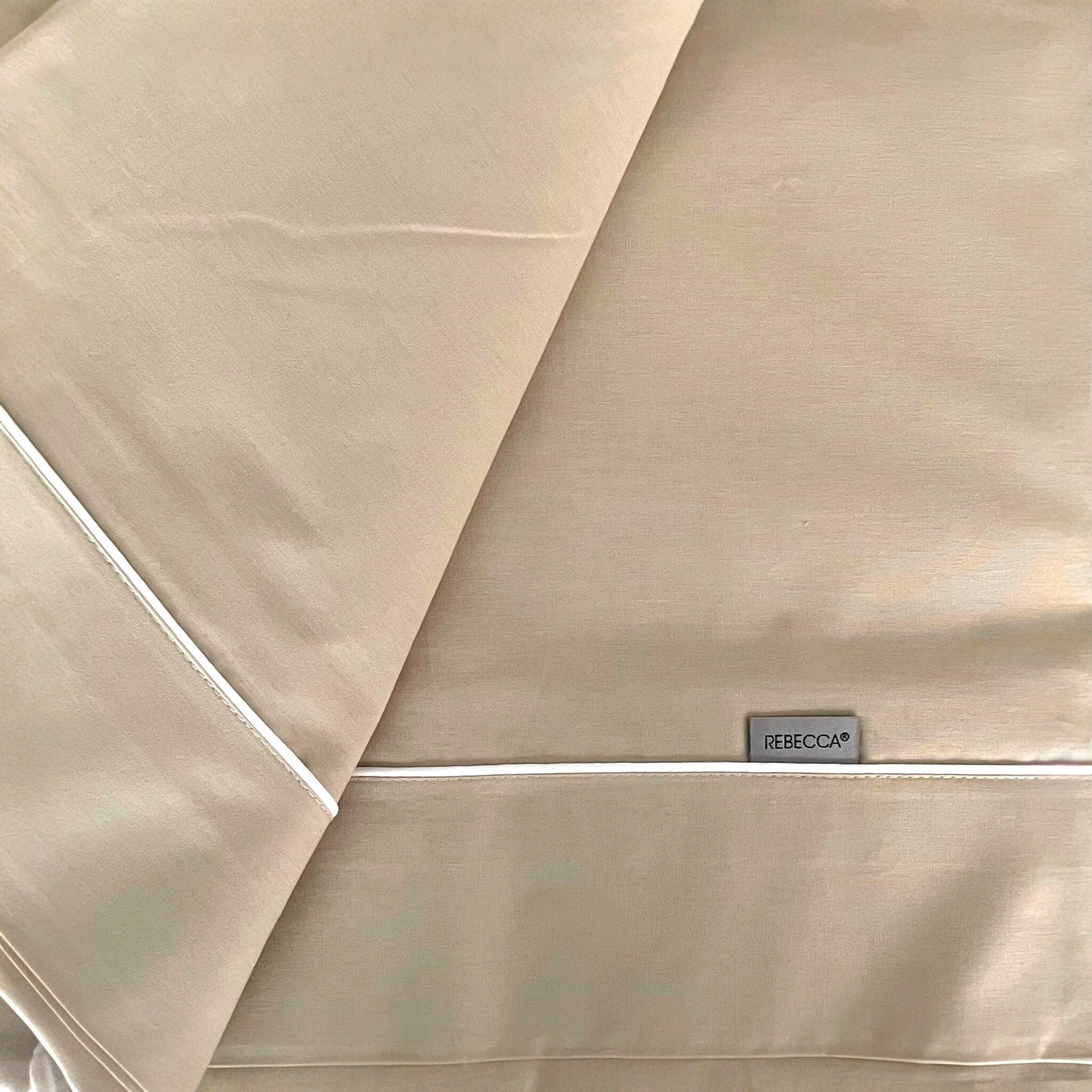 Dettaglio completo lenzuola sabbia Rebecca Home Cindy in cotone Made in Italy