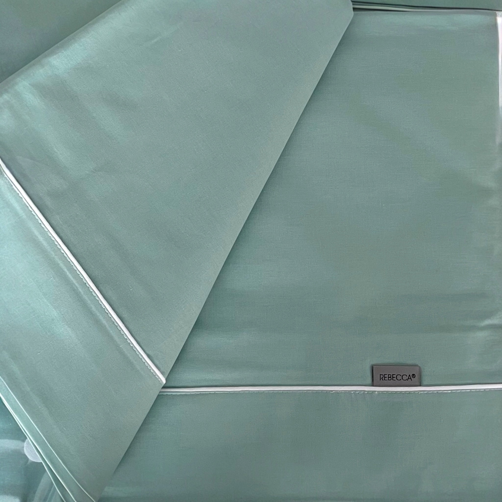 Dettaglio tessuto verde acqua con piping bianco Rebecca Home Cindy