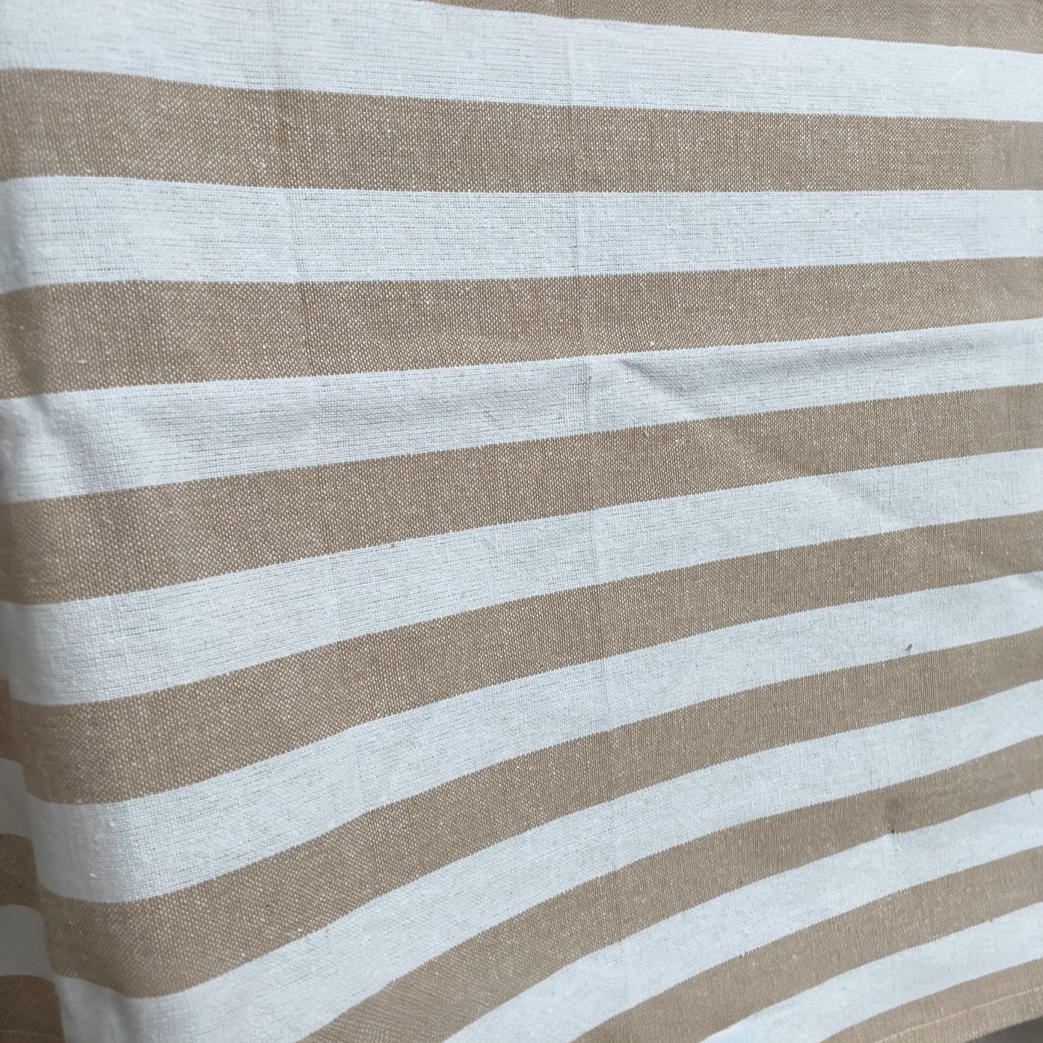 Dettaglio del tessuto a righe beige degli strofinacci Fancy Home Gourmet