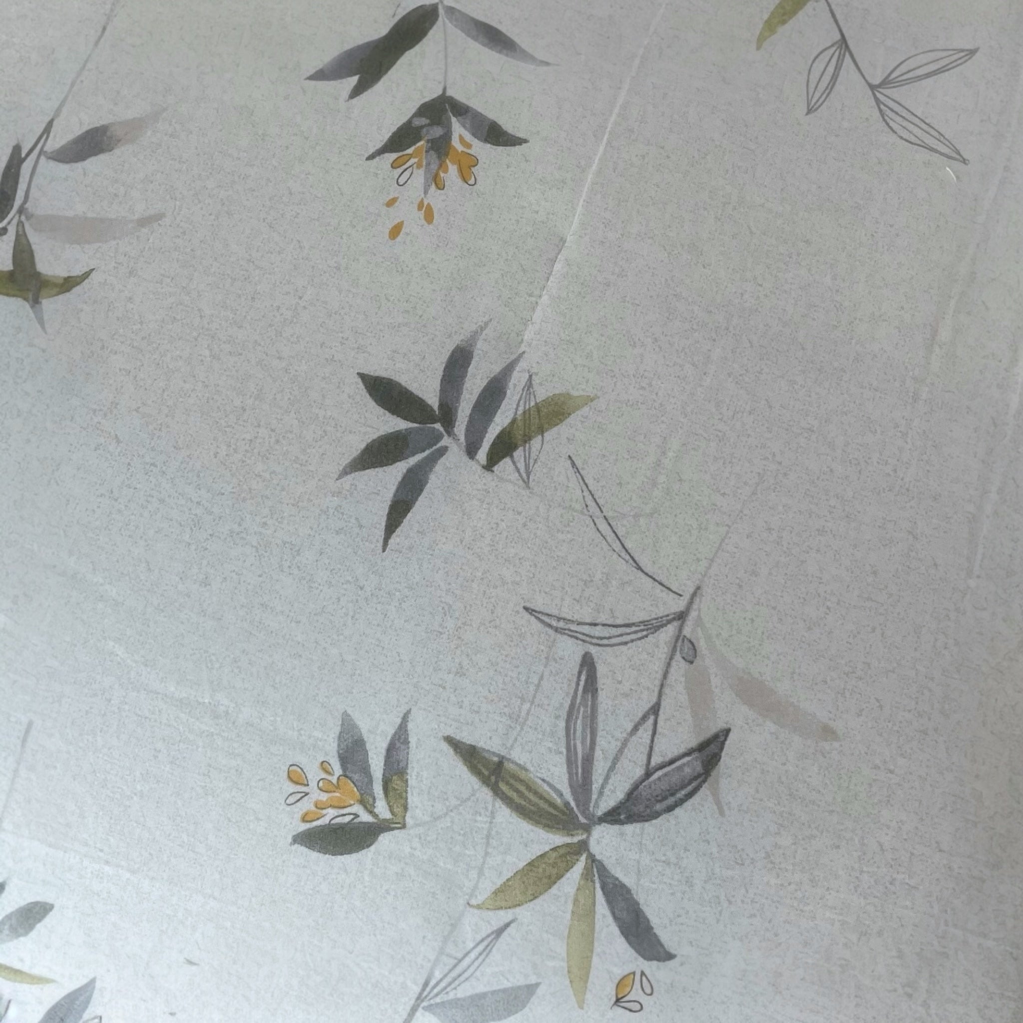 Dettaglio della fantasia botanica della trapunta Fancy Home Aspen Beige in microfibra Stone Washed