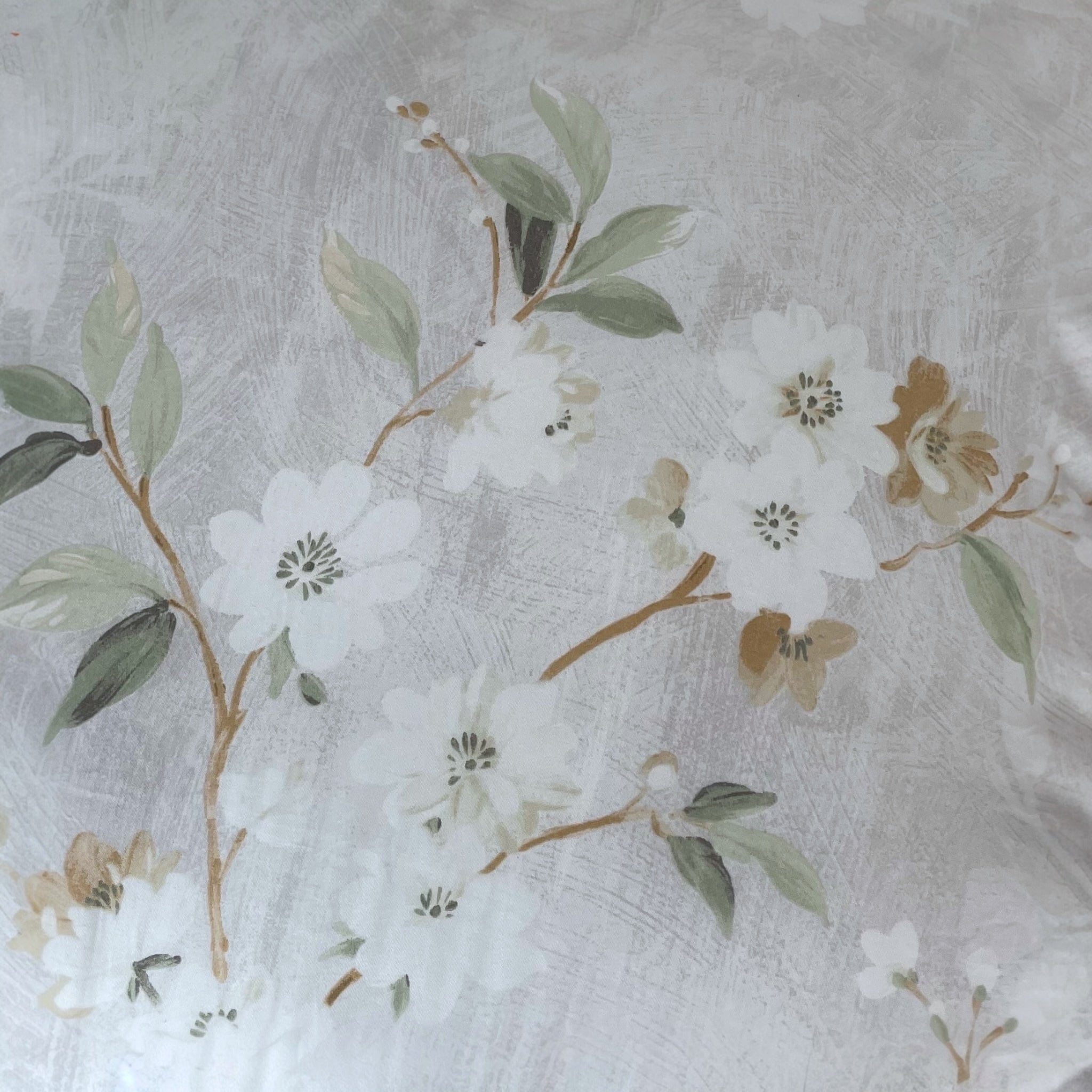 Dettaglio della fantasia floreale della trapunta Fancy Home Aspen Grigio in microfibra Stone Washed