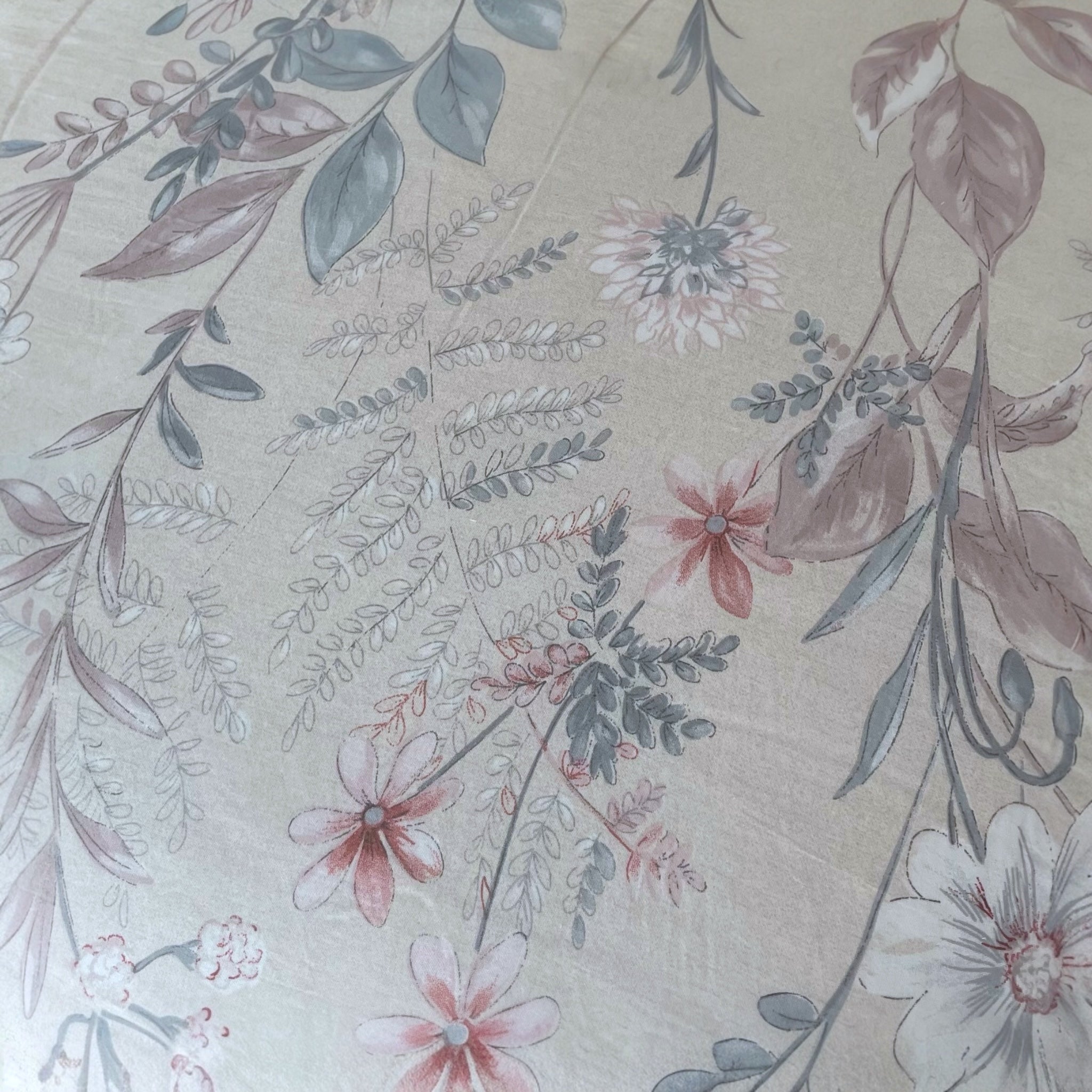 Dettaglio della stampa floreale della trapunta Fancy Home Aspen in microfibra Stone Washed rosa cipria