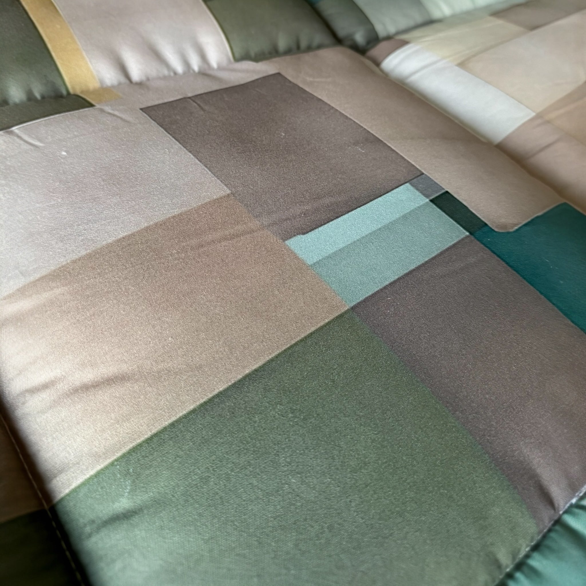 Dettaglio della fantasia geometrica e della trapuntatura a quadri della trapunta Fancy Home Corvara 3