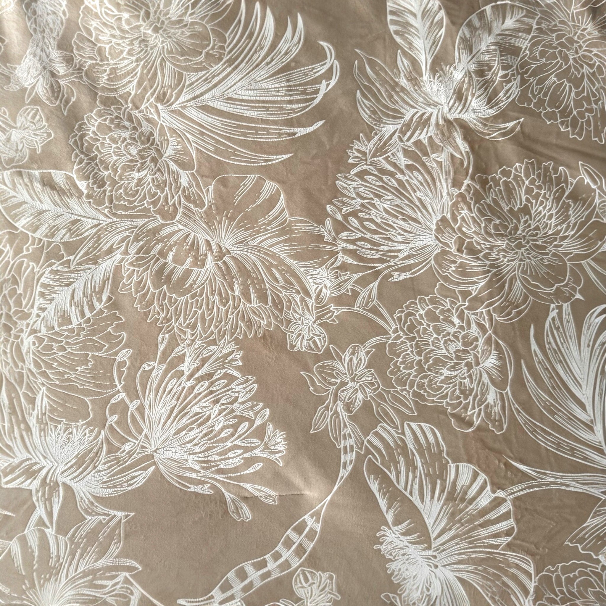 Dettaglio del velluto damascato effetto marmorizzato della trapunta Fancy Home Austria Beige