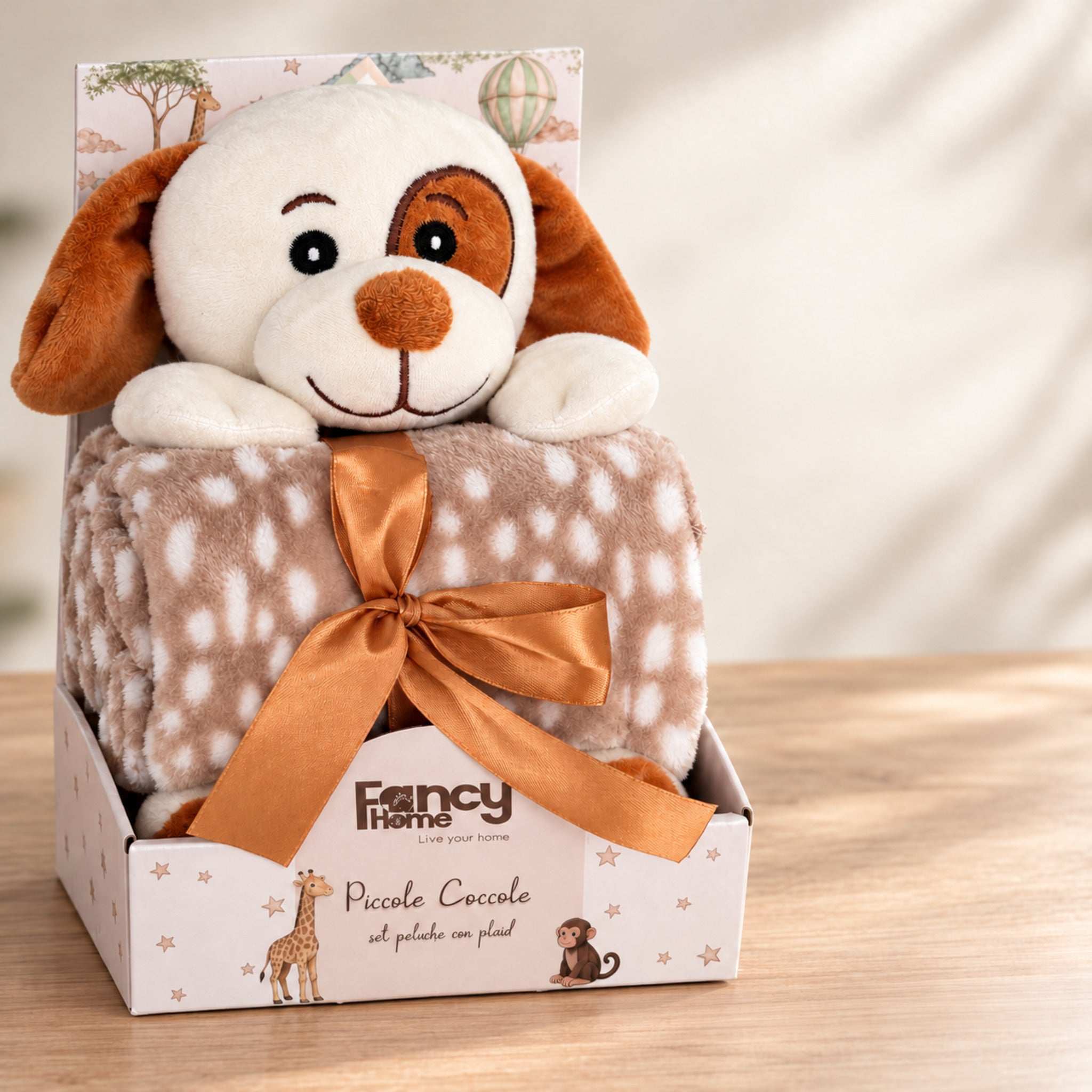 Set Fancy Home Piccole Coccole con peluche cagnolino e copertina tortora a pois bianchi, in confezione regalo con fiocco arancione.