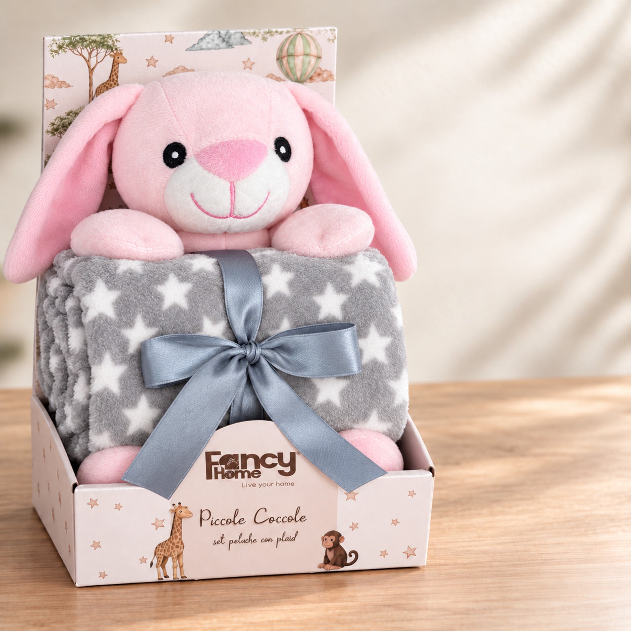 Set Fancy Home Piccole Coccole con peluche coniglio e copertina grigia e stelle bianche, in confezione regalo con fiocco grigio.